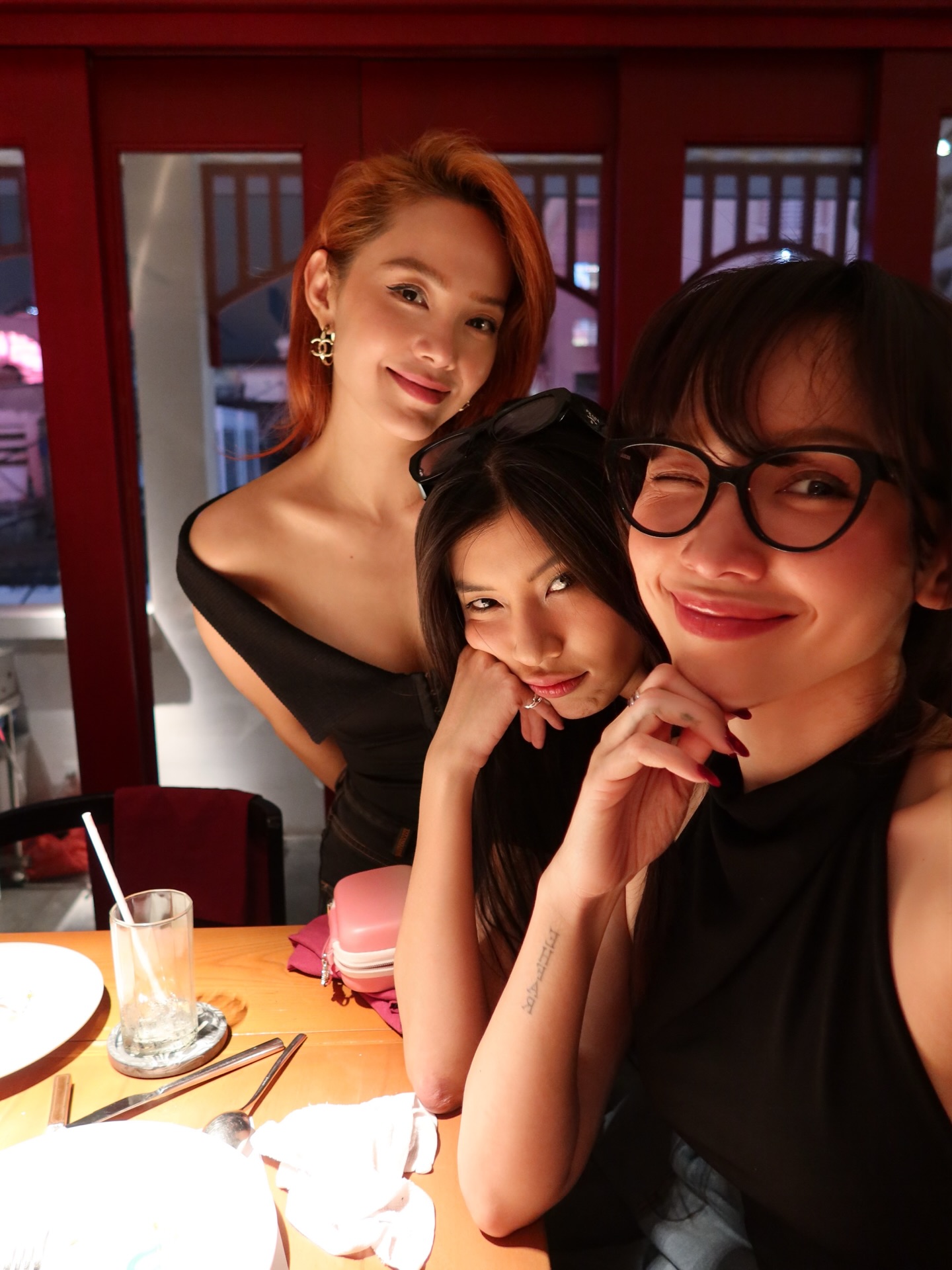 Tóc Tiên thường xuyên tụ họp bạn bè, thoải mái đón nhận những lời chúc sớm có hạnh phúc (Ảnh: FBNV)