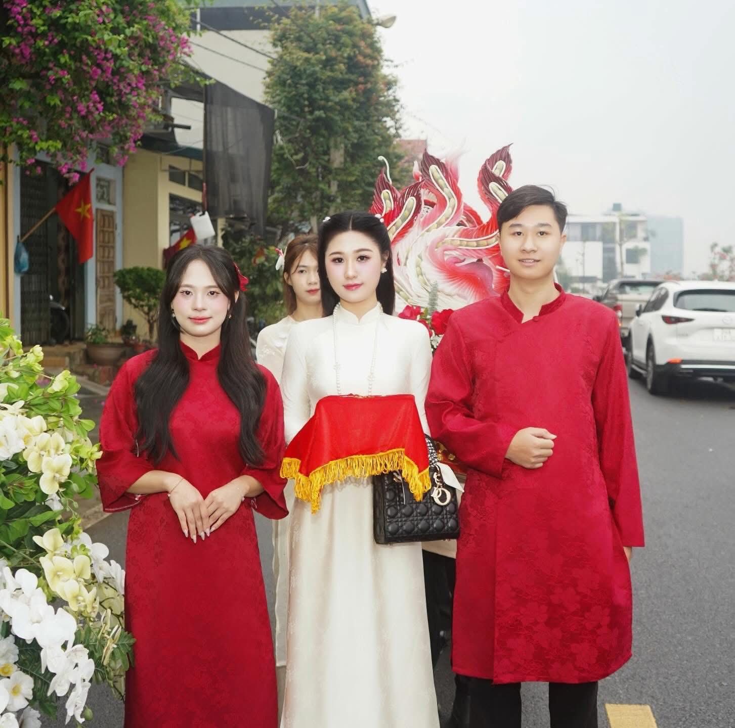 Bức hình đang viral trên MXH, tạo ra nhiều ý kiến trái chiều khi chị gái của chú rể (đứng giữa) có phần nổi bật, lấn át 2 nhân vật chính