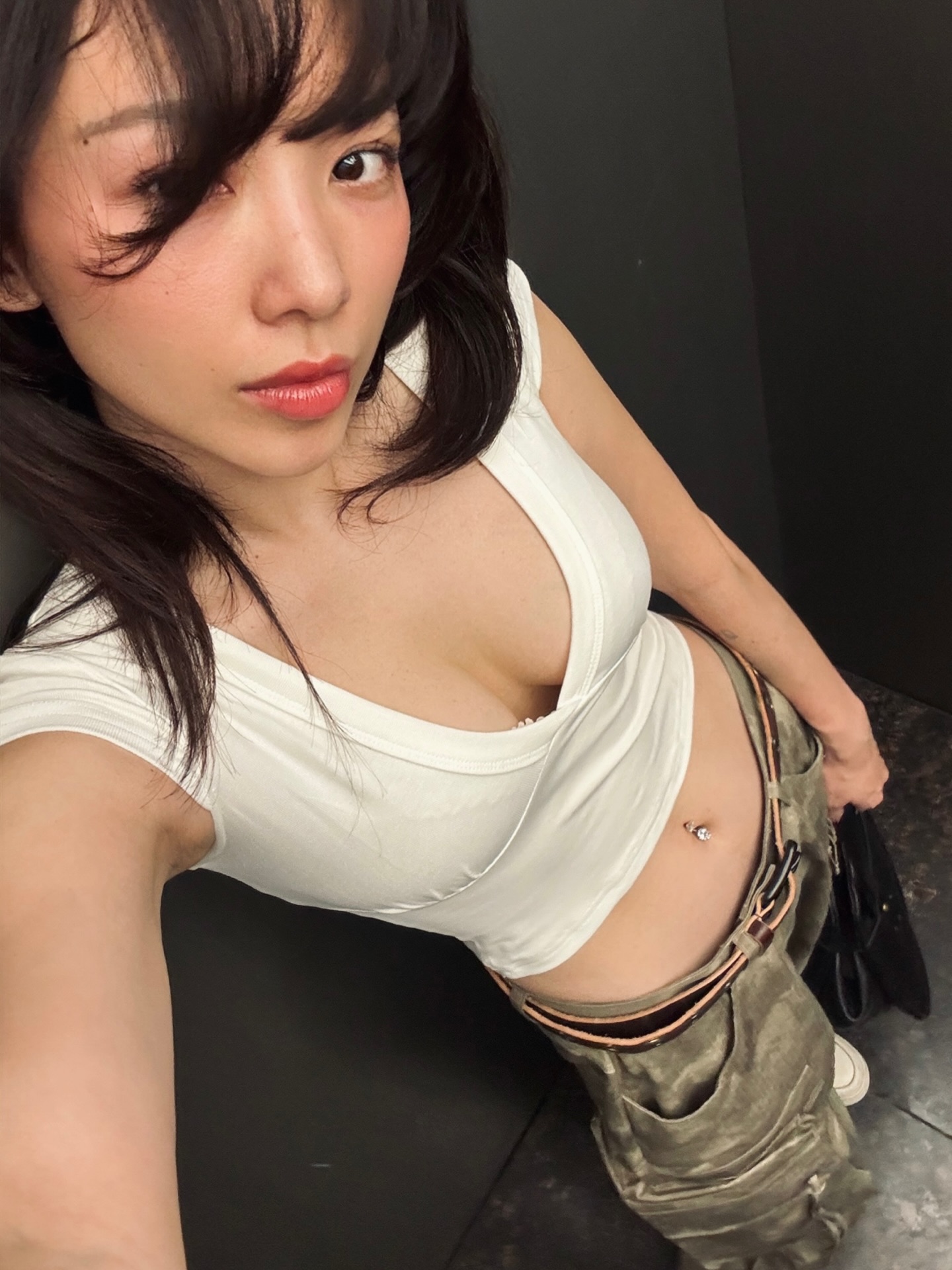 Nữ ca sĩ cũng ăn diện gợi cảm, táo bạo hơn khi về hội độc thân (ảnh: FBNV) 