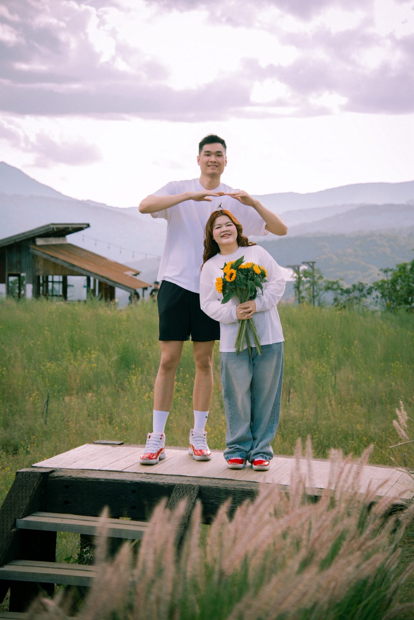 Nguyễn Huỳnh Phú Vinh và Thuý Uyên chênh lệch chiều cao tới 40cm