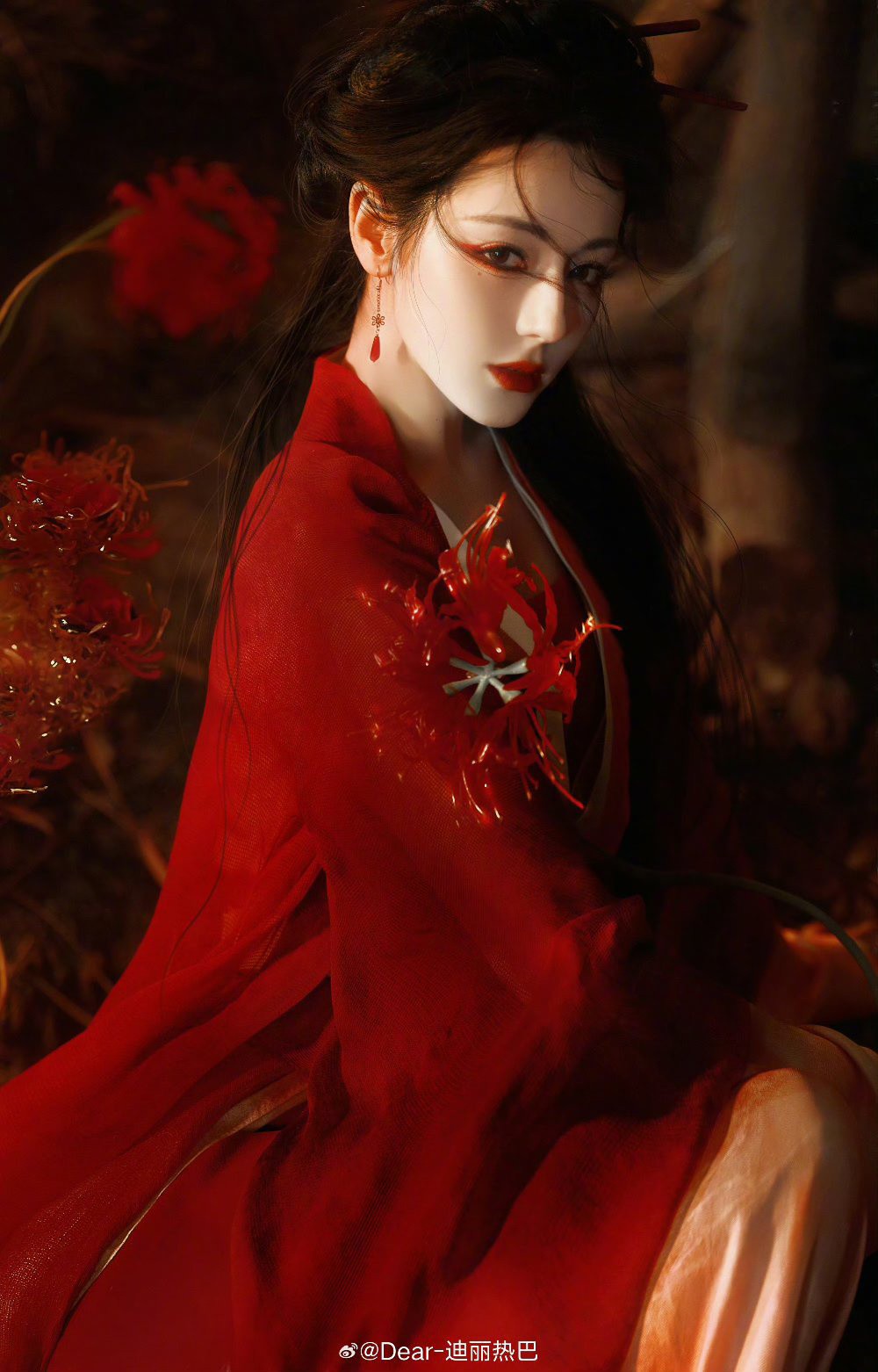 Mỹ nhân hồng y đẹp vô địch Trung Quốc hiện tại: Nhan sắc tà mị cuốn ơi là cuốn, trời sinh để bỏ bùa thiên hạ