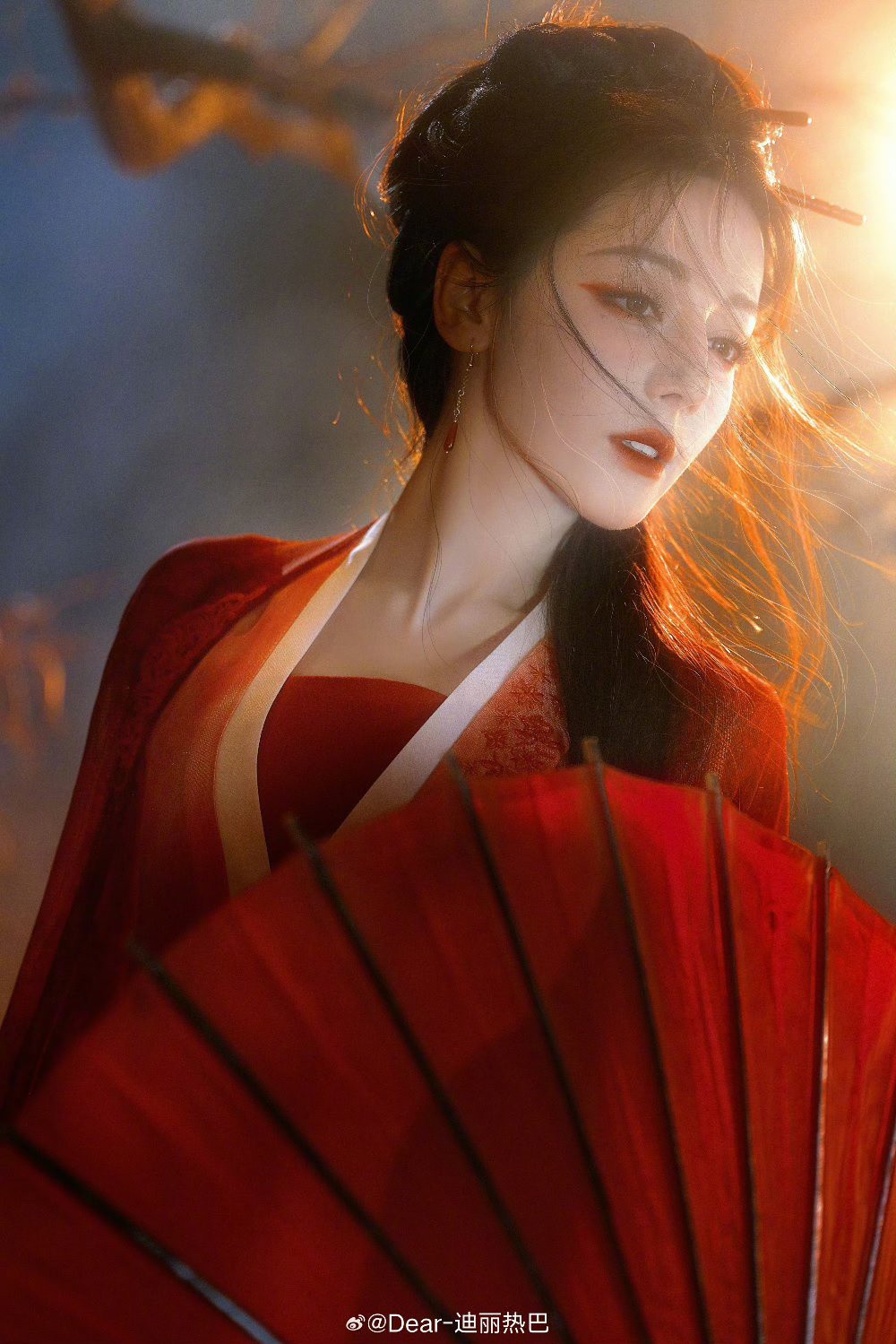 Mỹ nhân hồng y đẹp vô địch Trung Quốc hiện tại: Nhan sắc tà mị cuốn ơi là cuốn, trời sinh để bỏ bùa thiên hạ