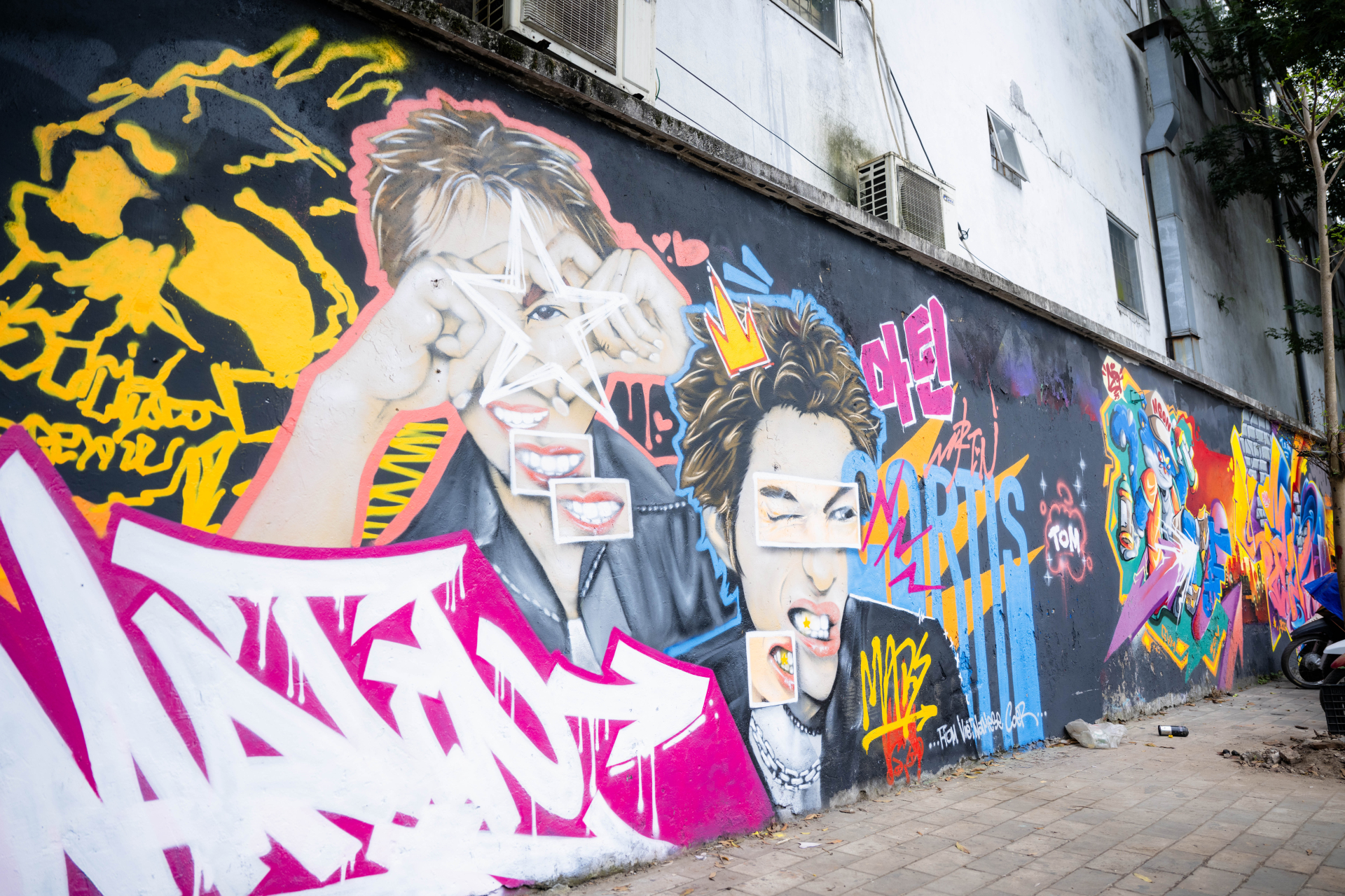 Bức tường graffi gây ấn tượng với nhiều màu sắc