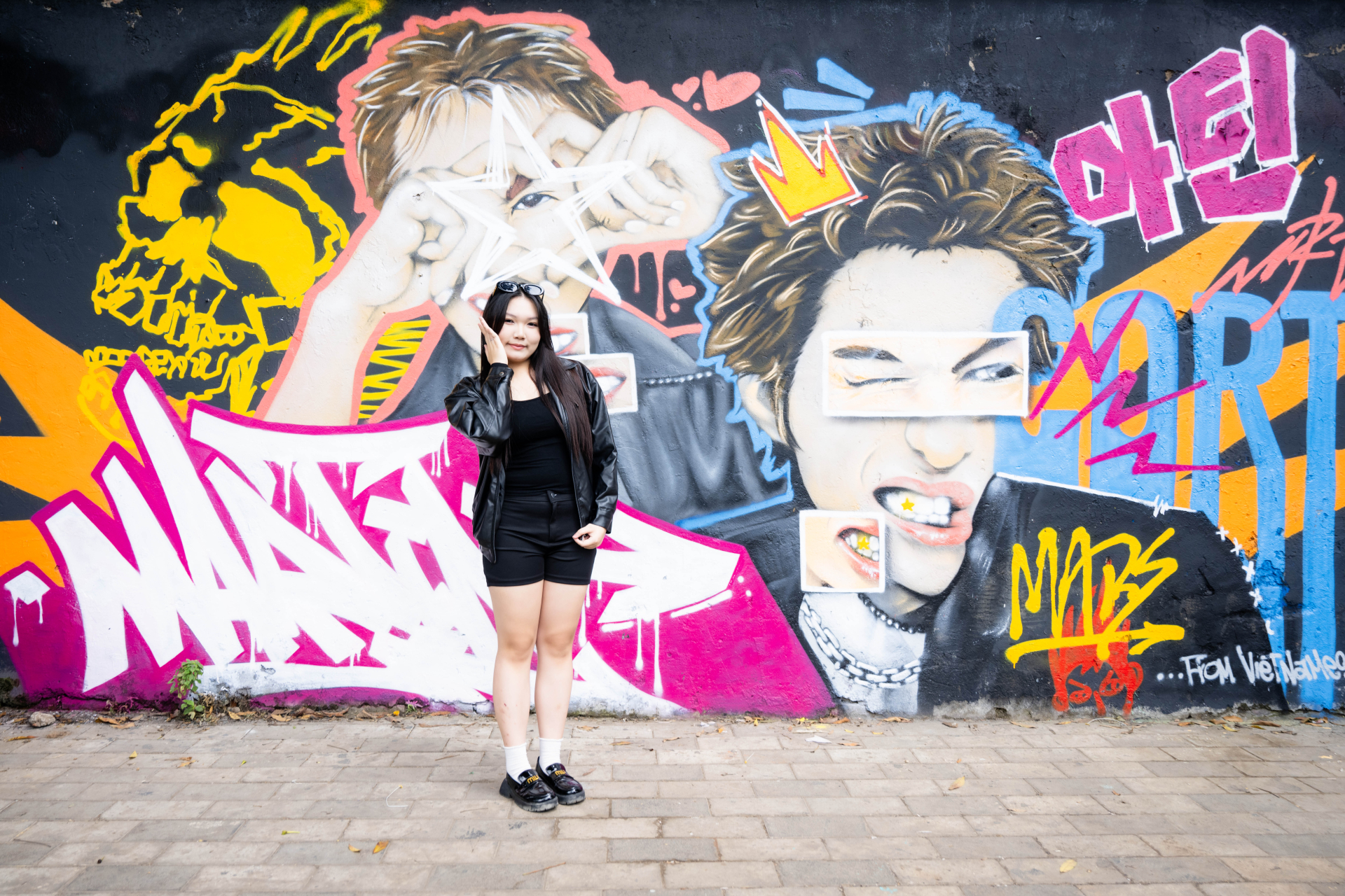 Xuất hiện bức tường vẽ nam thần 1m9 cực xịn giữa Hà Nội, chiều nào cũng thấy kín đặc nàng thơ