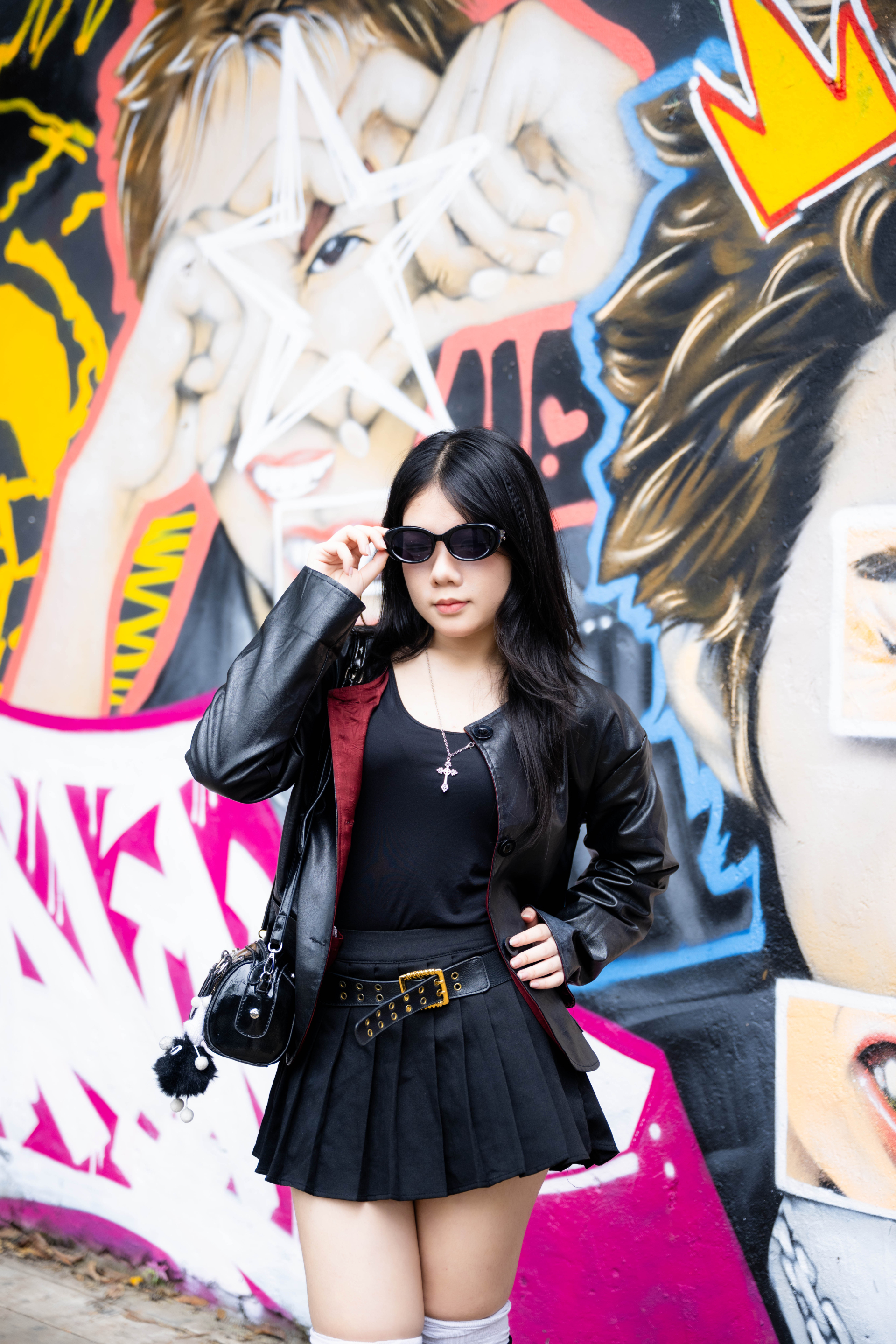 Xuất hiện bức tường vẽ nam thần 1m9 cực xịn giữa Hà Nội, chiều nào cũng thấy kín đặc nàng thơ