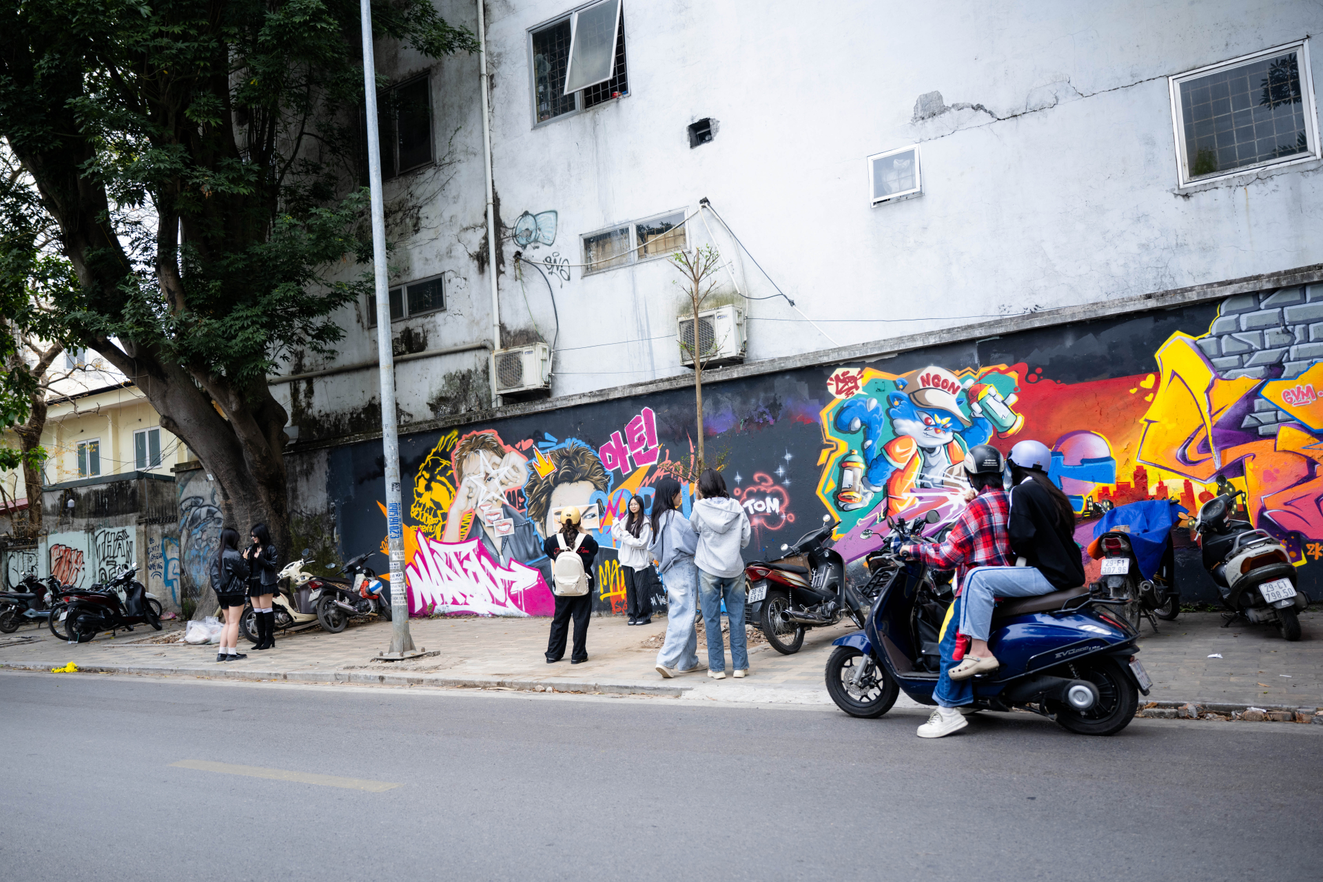 Xuất hiện bức tường vẽ nam thần 1m9 cực xịn giữa Hà Nội, chiều nào cũng thấy kín đặc nàng thơ