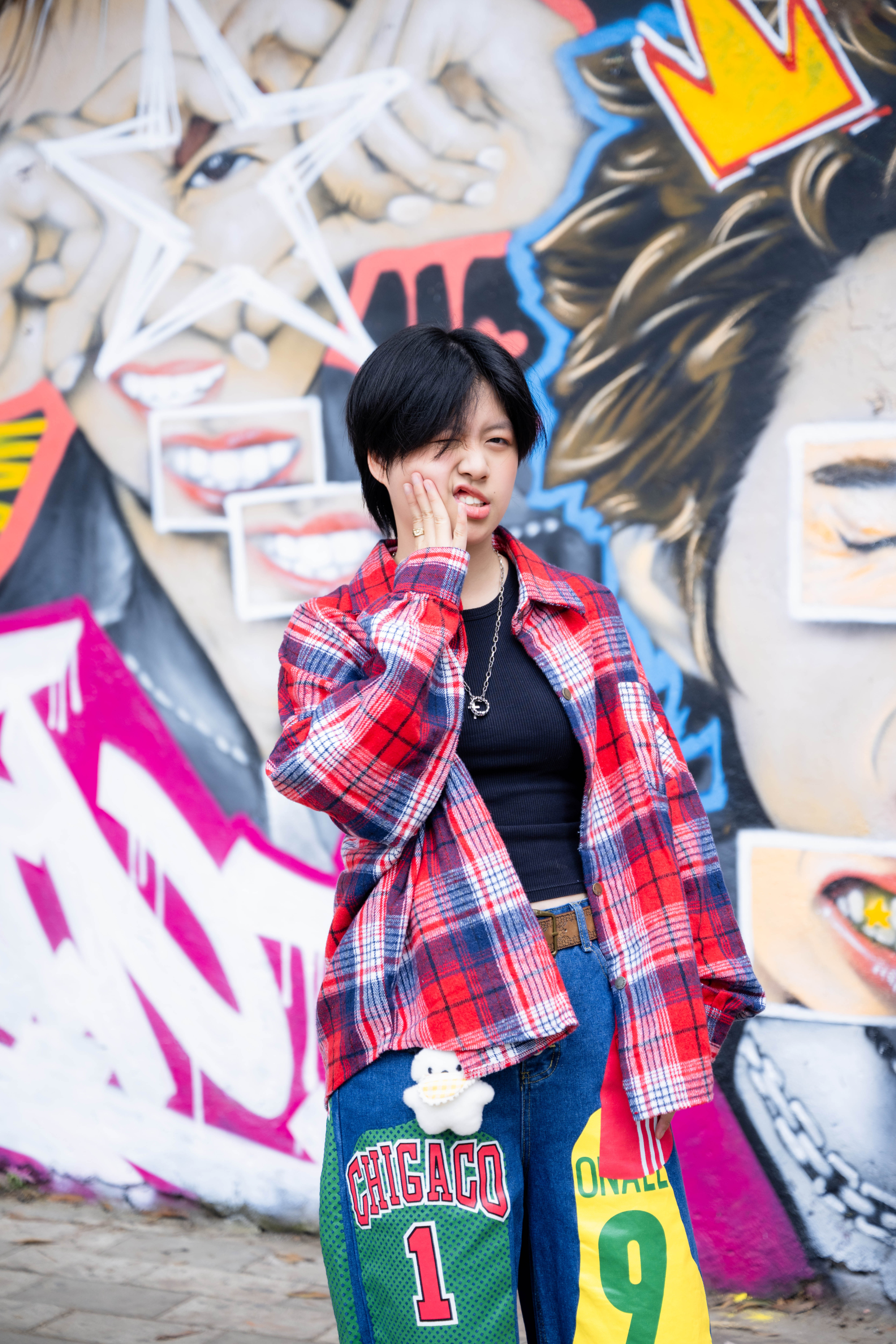 Xuất hiện bức tường vẽ nam thần 1m9 cực xịn giữa Hà Nội, chiều nào cũng thấy kín đặc nàng thơ