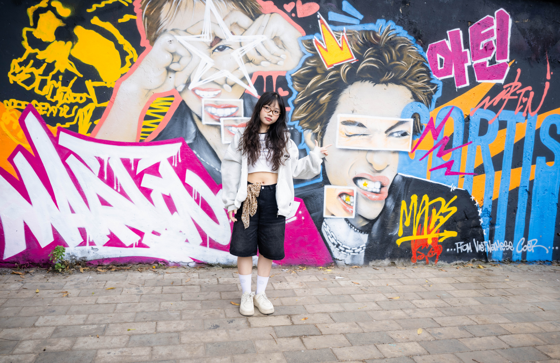 Xuất hiện bức tường vẽ nam thần 1m9 cực xịn giữa Hà Nội, chiều nào cũng thấy kín đặc nàng thơ