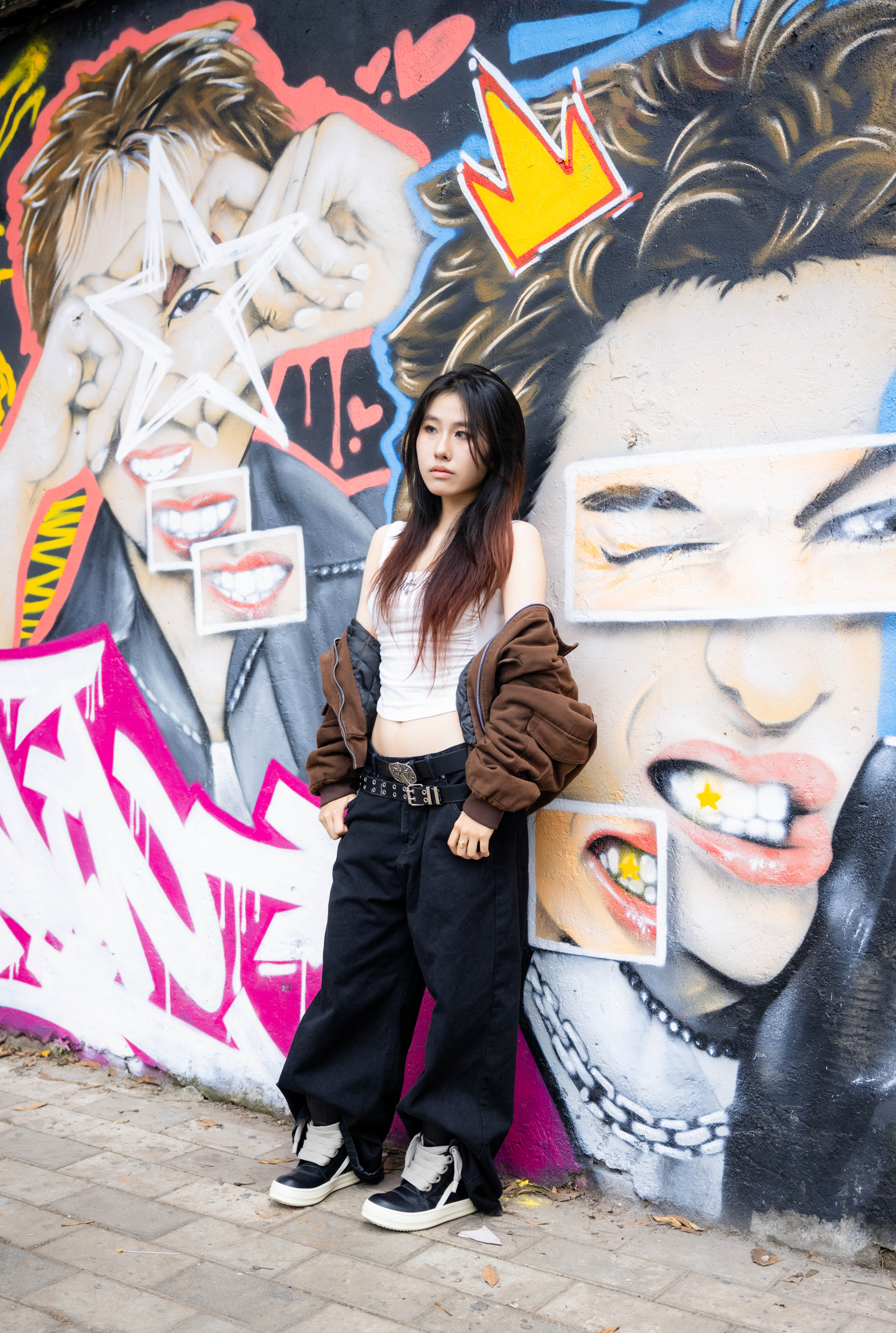 Xuất hiện bức tường vẽ nam thần 1m9 cực xịn giữa Hà Nội, chiều nào cũng thấy kín đặc nàng thơ