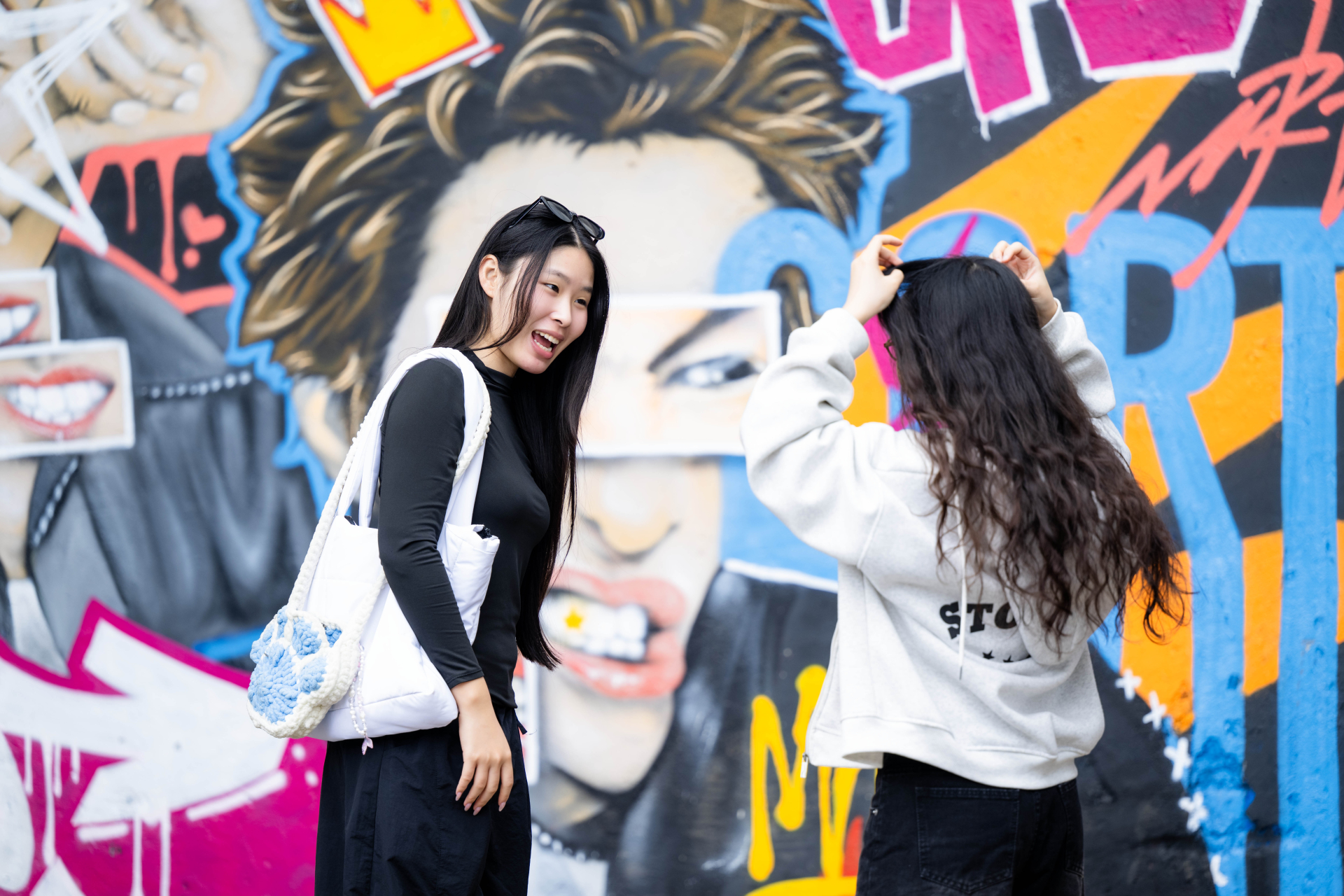 Xuất hiện bức tường vẽ nam thần 1m9 cực xịn giữa Hà Nội, chiều nào cũng thấy kín đặc nàng thơ