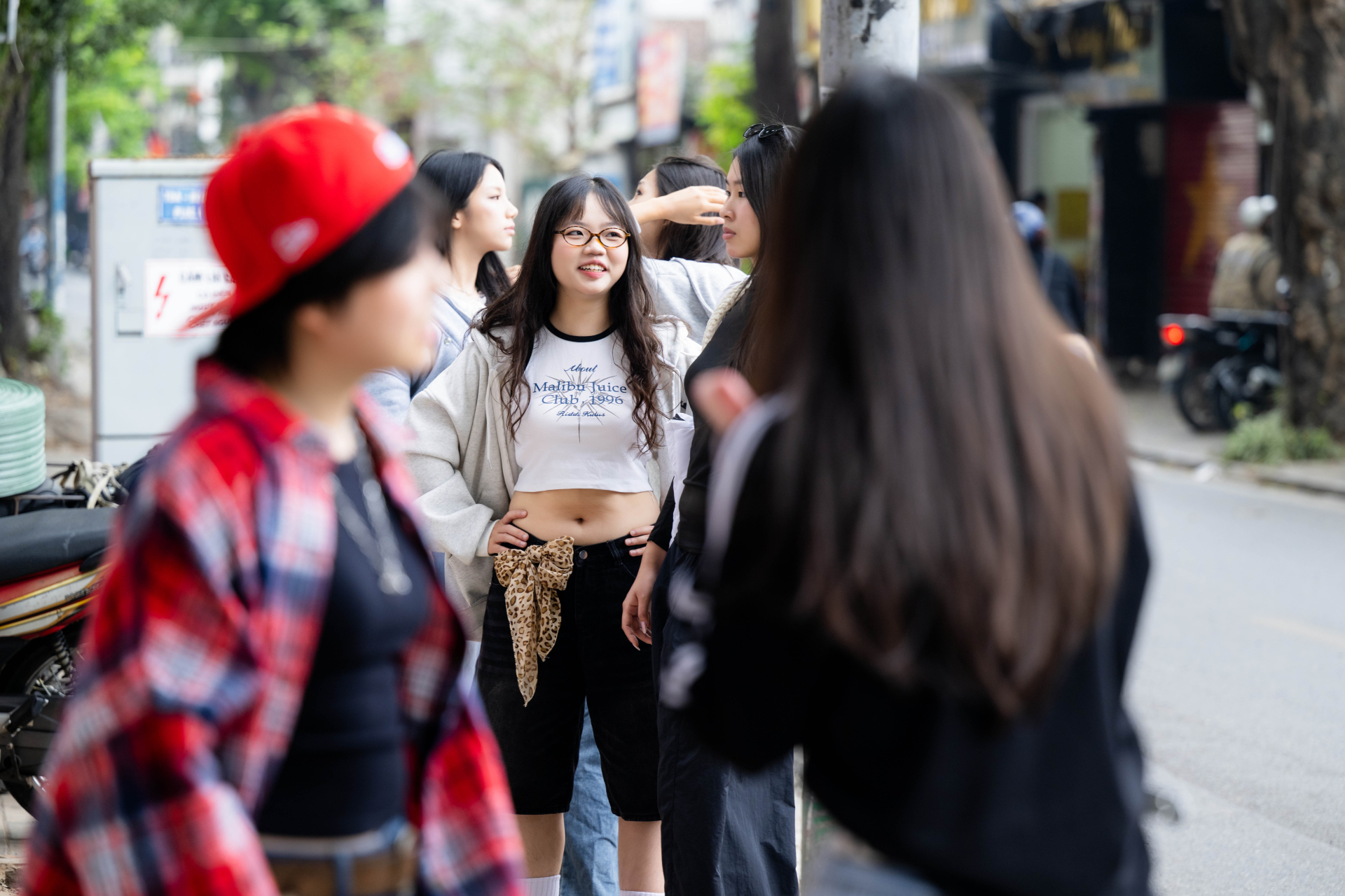 Xuất hiện bức tường vẽ nam thần 1m9 cực xịn giữa Hà Nội, chiều nào cũng thấy kín đặc nàng thơ