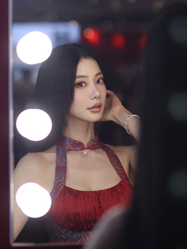 Tuy nhiên gương mặt cô lại cứng đơ, đầy lạ lẫm. Ảnh: Koreaboo