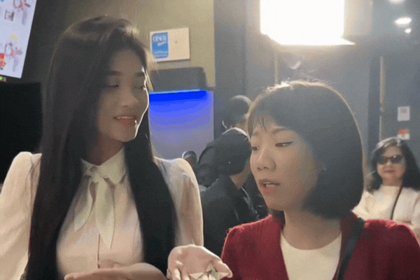 Nhưng cô vẫn hứa sẽ mua 200 vé