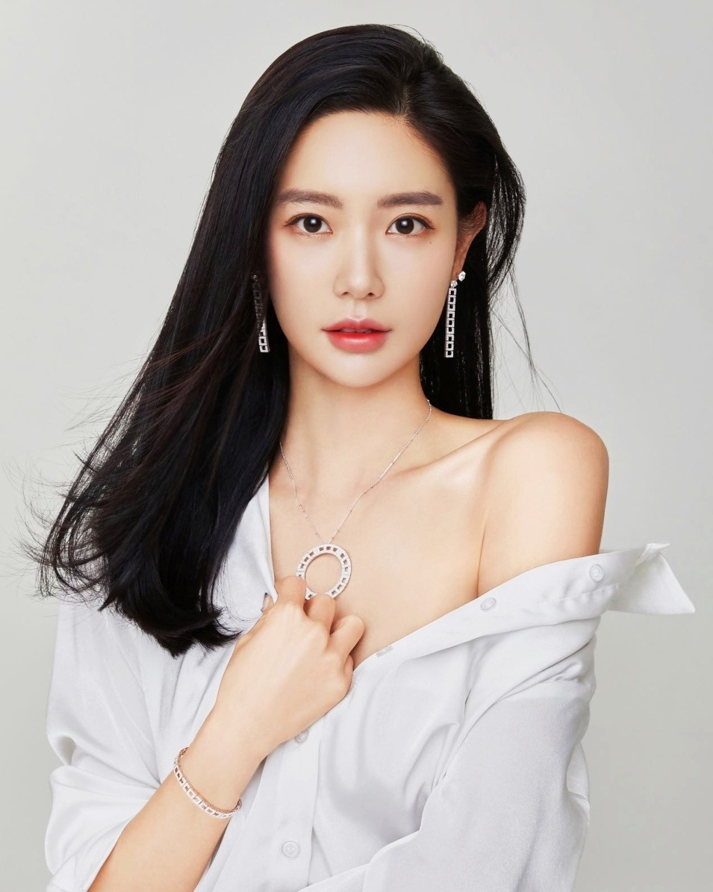 Gương mặt hiện tại của Clara khác hoàn toàn so với trước kia. Ảnh: Koreaboo