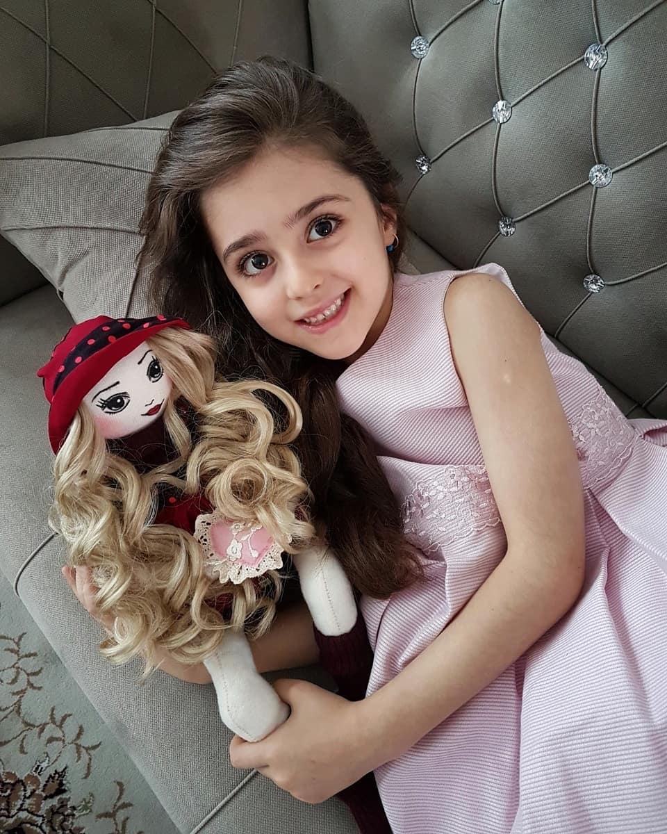 16 năm sau của bé gái đẹp đến mức bố đã nghỉ việc để làm vệ sĩ riêng