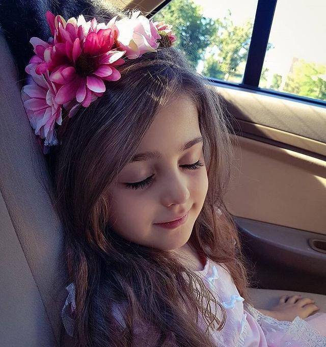 16 năm sau của bé gái đẹp đến mức bố đã nghỉ việc để làm vệ sĩ riêng