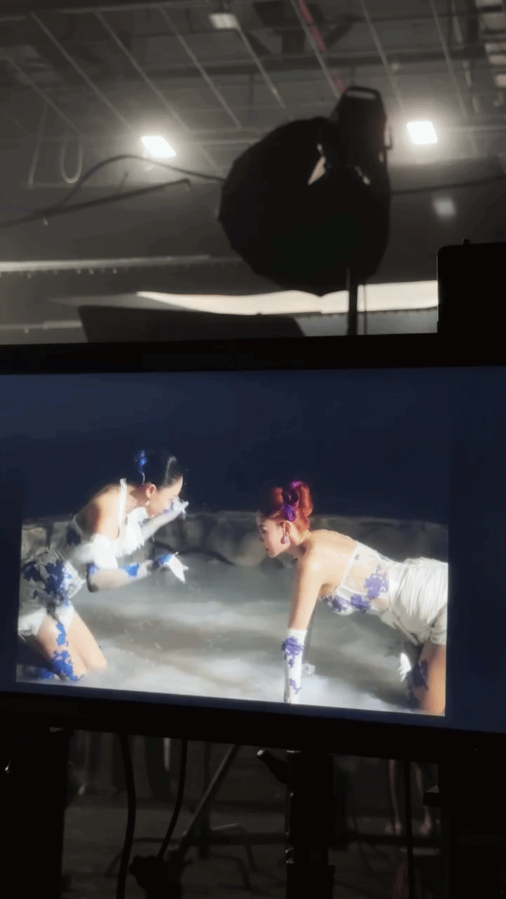 2 mỹ nhân thể hiện vũ đạo sexy, ướt át và tràn ngập skinship