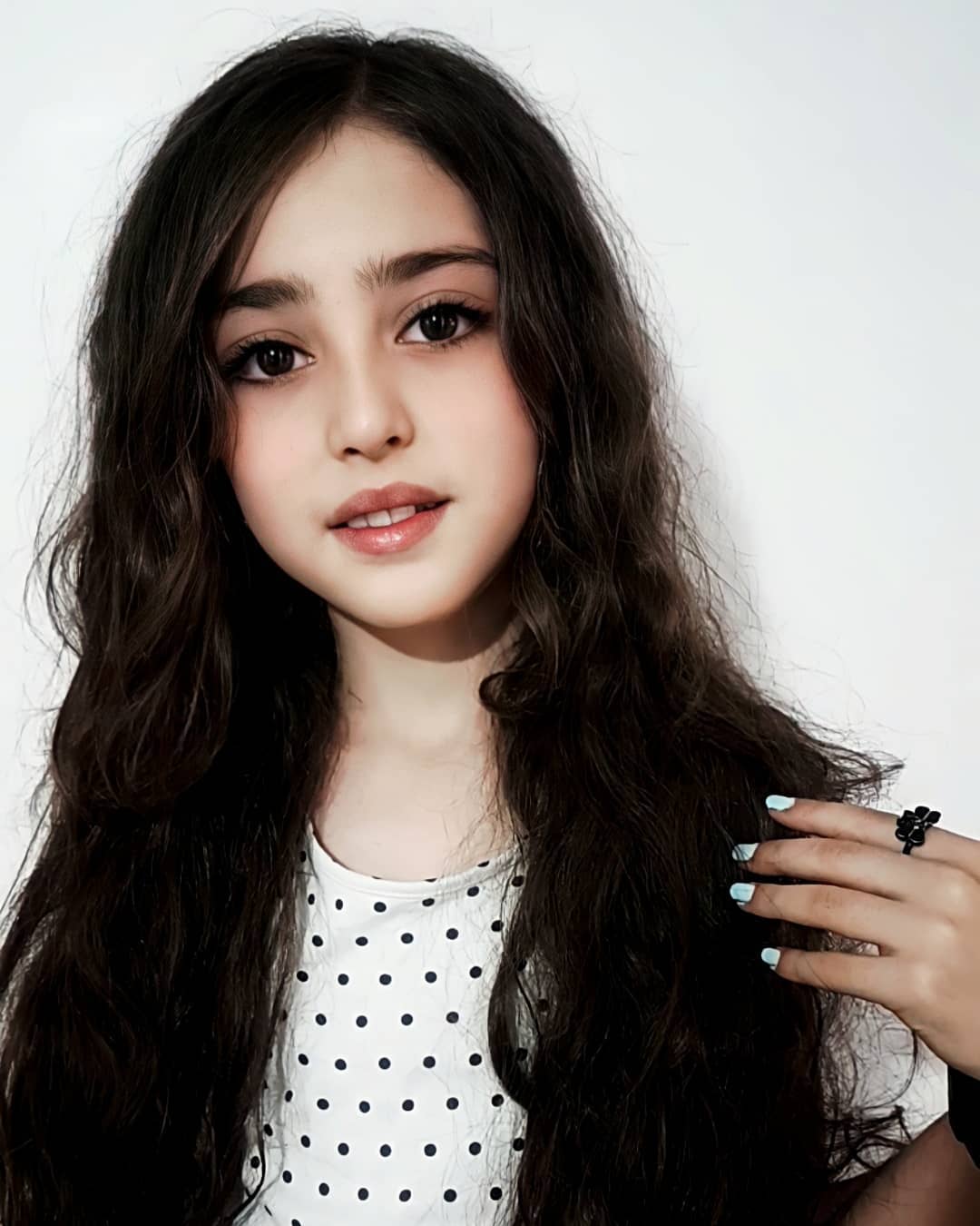 16 năm sau của bé gái đẹp đến mức bố đã nghỉ việc để làm vệ sĩ riêng