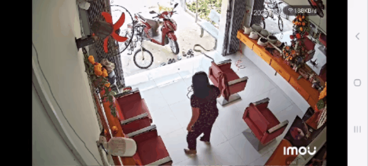 Đang ngồi sấy tóc, con rắn khủng dài cả mét bất ngờ trườn vào cửa khiến 3 người phụ nữ “dựng tóc gáy”, hoảng loạn bỏ chạy thoát thân