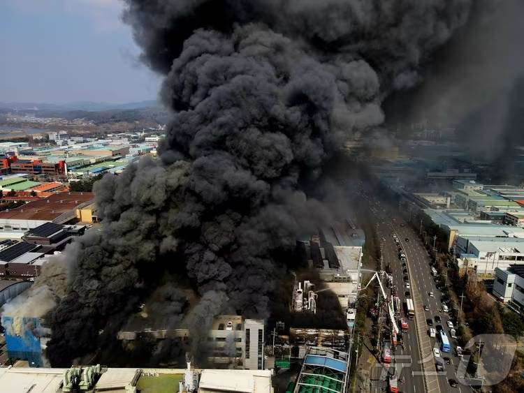 Chiều 20/3, một vụ hỏa hoạn nghiêm trọng đã xảy ra tại nhà máy sản xuất linh kiện ô tô ở phường Munpyeong, quận Daedeok, thành phố Daejeon