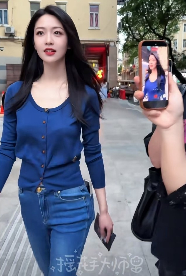 Nữ diễn viên chỉ cao 1,62 m nhưng có vòng eo 58 cm, vòng ba nảy nở với đường cong quyến rũ