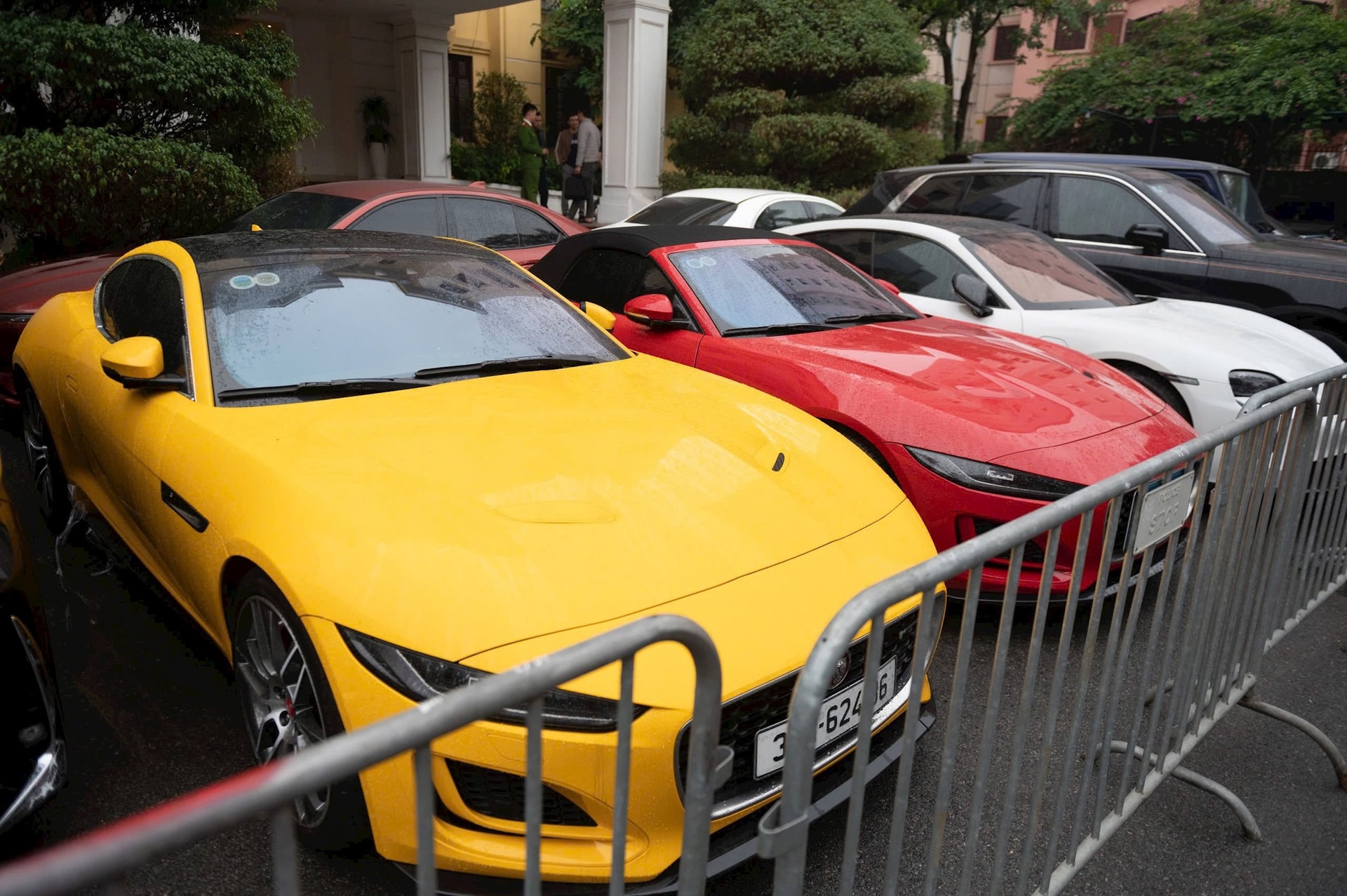 Theo điều tra, loạt xe sang được mua theo nhiều hình thức khác nhau, một số được đơn vị tư nhân nhập mới, một số được mua lại nhằm mục đích rửa tiền và tạo dựng hình ảnh về cuộc sống giàu có để lôi kéo tham gia đầu tư tài chính.