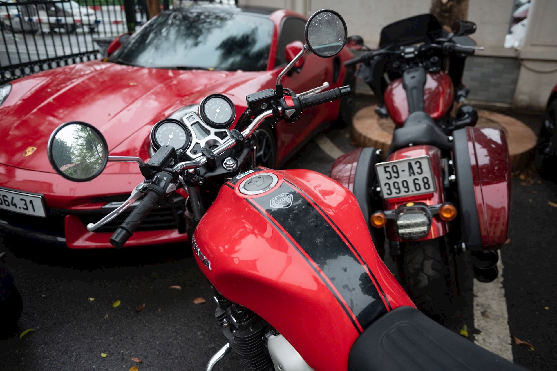 Cảnh sát còn tạm giữ 7 môtô gồm Honda CB1100, Honda CB1300, KTM Duke 390, Honda Dax 125, Harley-Davidson Low Rider El Diablo giới hạn 1.500 chiếc, MV Agusta Rush 1000 giới hạn 300 chiếc để xác minh làm rõ nguồn gốc và phục vụ điều tra.