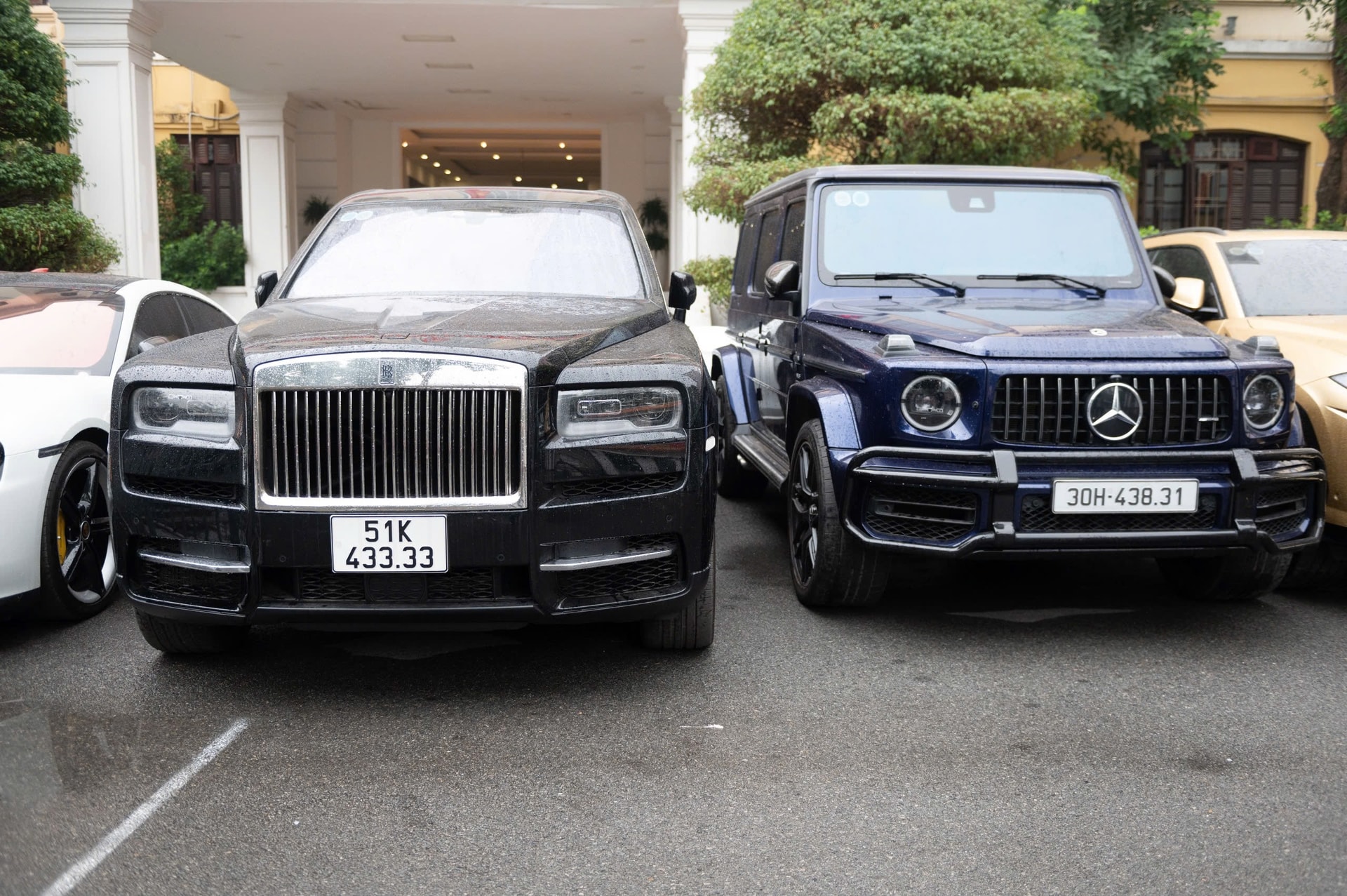 Rolls-Royce Cullinan của Phó Đức Nam và một “siêu xe” nhãn hiệu Mercedes G63 bị thu giữ trong quá trình điều tra vụ án.