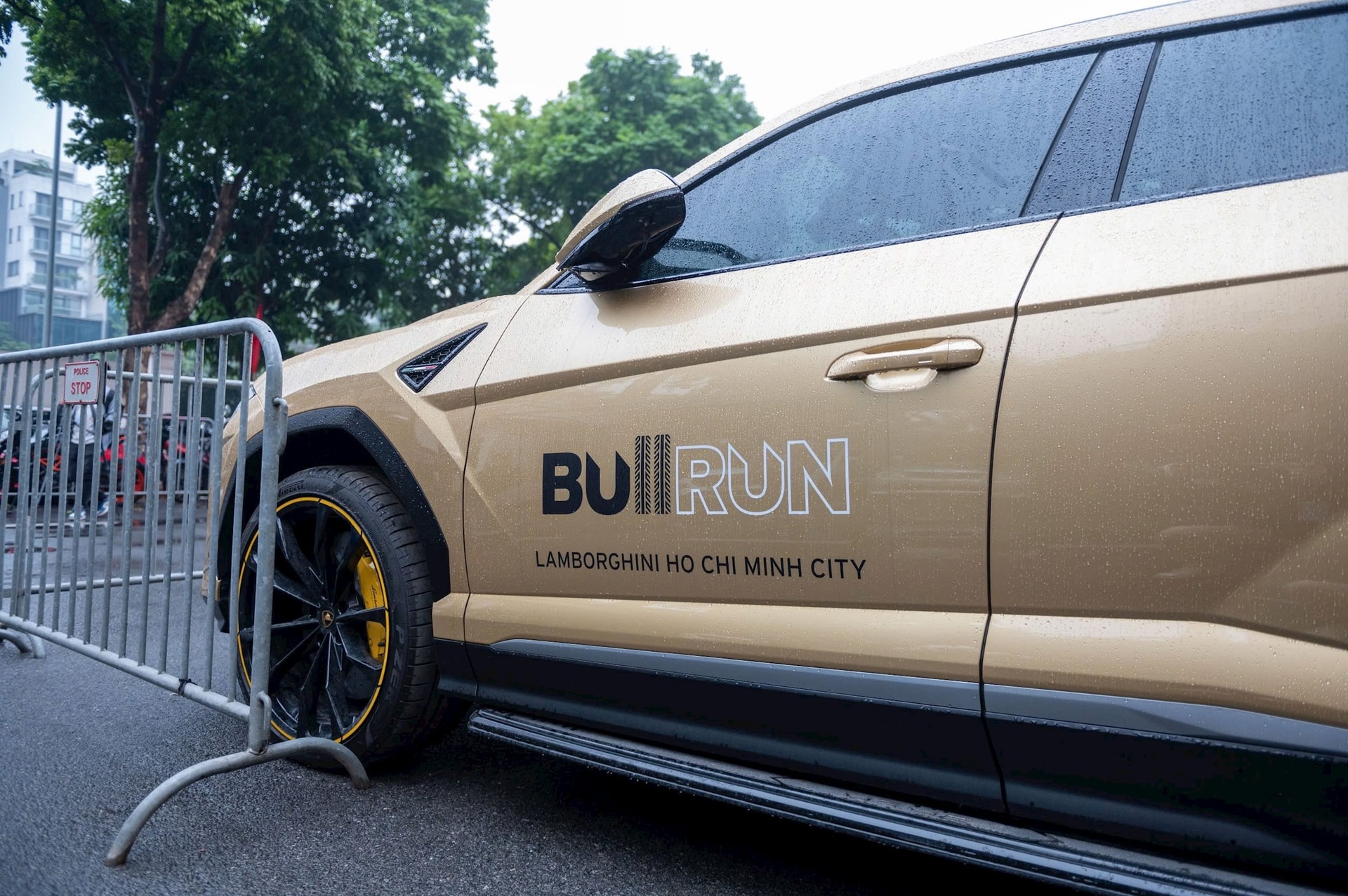 Lamborghini Urus màu vàng cát của Phó Đức Nam có giá lăn bánh mới tại Hà Nội lên tới khoảng 18 tỷ đồng.