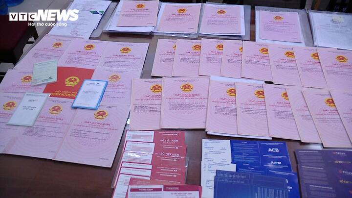  Lực lượng chức năng còn kê biên 45 bất động sản, trong đó có 34 sổ đỏ bản gốc cùng hàng chục sổ tiết kiệm tại các ngân hàng khác nhau. Ảnh: VTC News