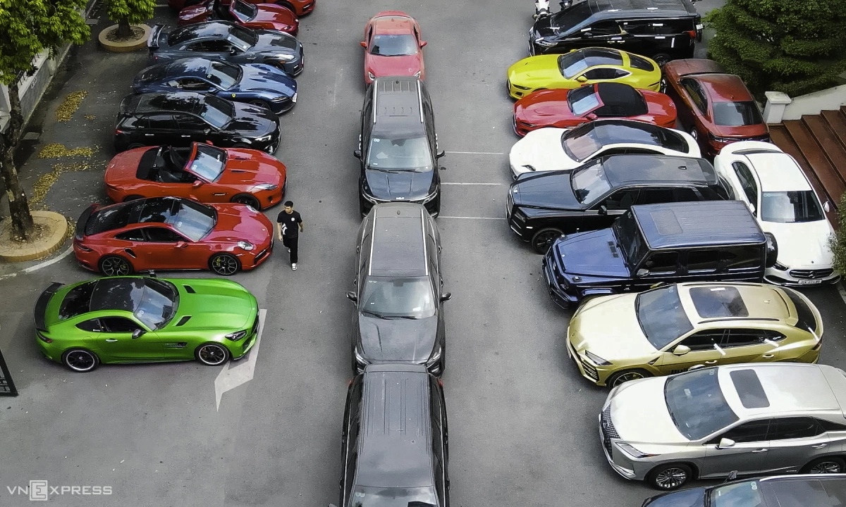 Cận cảnh hàng loạt siêu xe, xe thể thao, siêu sang thuộc các hãng Porsche, Jaguar, Mercedes, Lexus, Rolls-Royce, Lamborghini, Ferrari, Nissan, Mazda, Subaru tổng trị giá vài trăm tỷ đồng. Ảnh: VnExpress