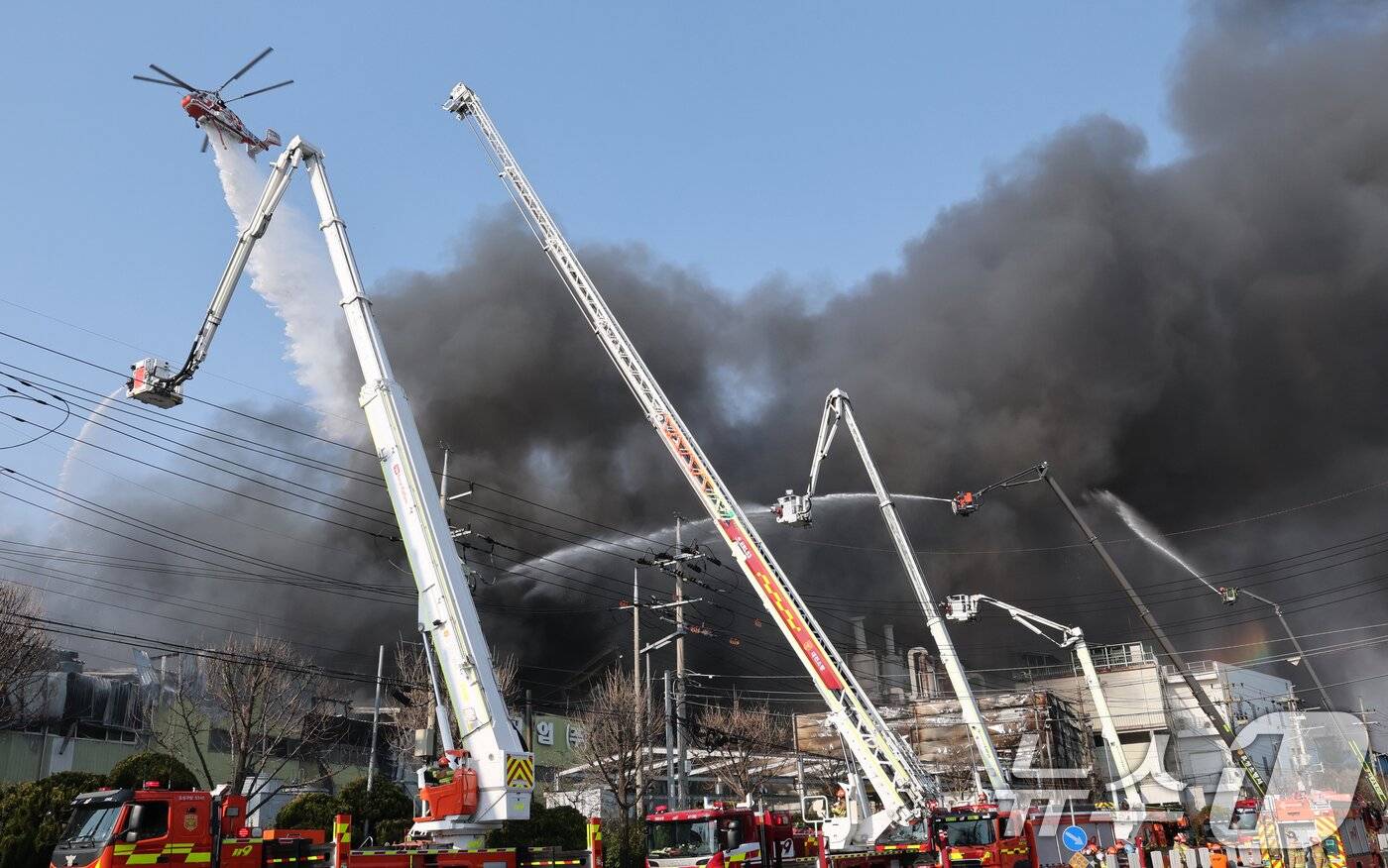   Do quy mô đám cháy lớn, cơ quan chức năng đã ban bố lệnh huy động lực lượng cứu hỏa trên toàn quốc  