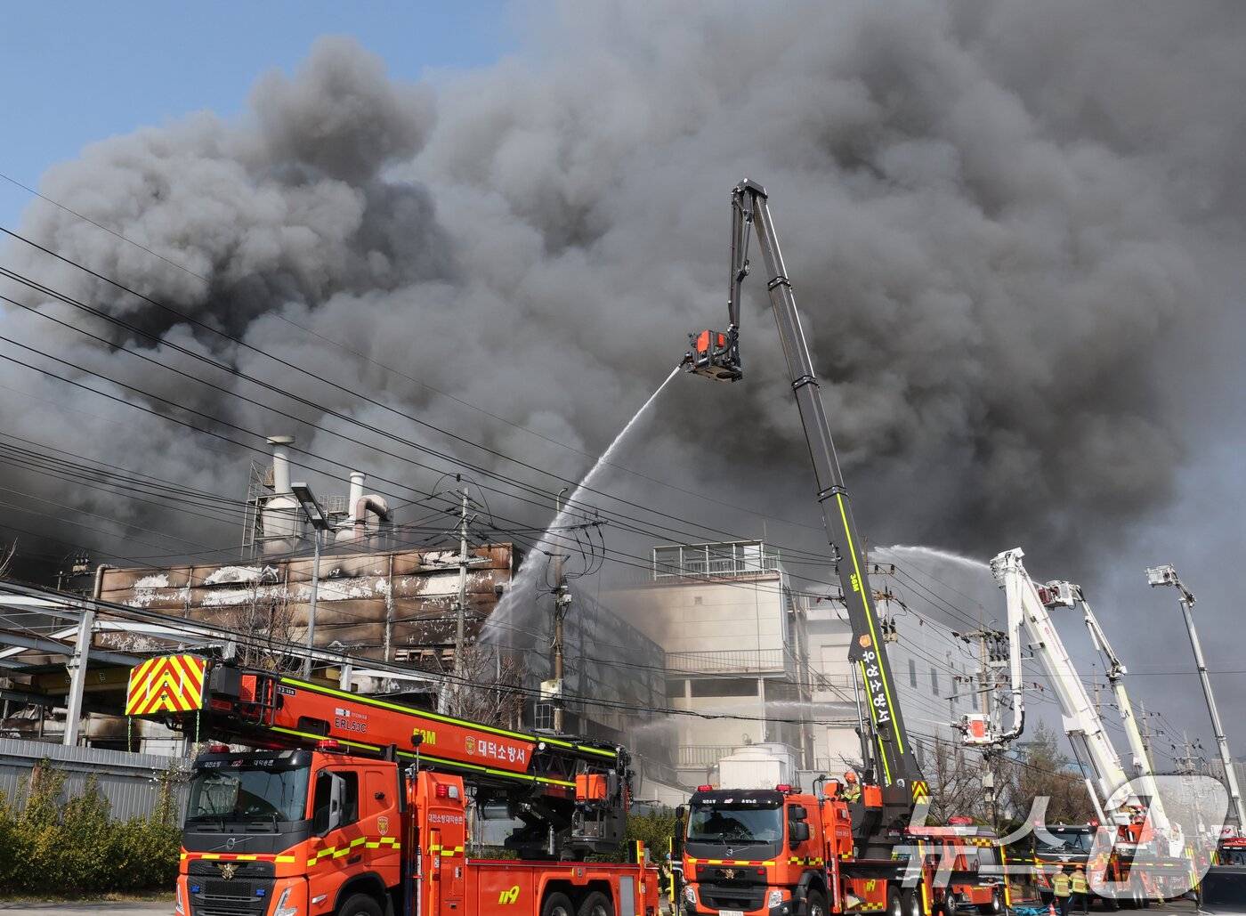   Theo thông tin ban đầu, đám cháy bùng phát vào khoảng 13h17 (giờ địa phương). Chỉ sau 14 phút nhận tin báo, lực lượng cứu hỏa đã nâng mức phản ứng lên cấp độ 2 và nhanh chóng triển khai công tác dập lửa  