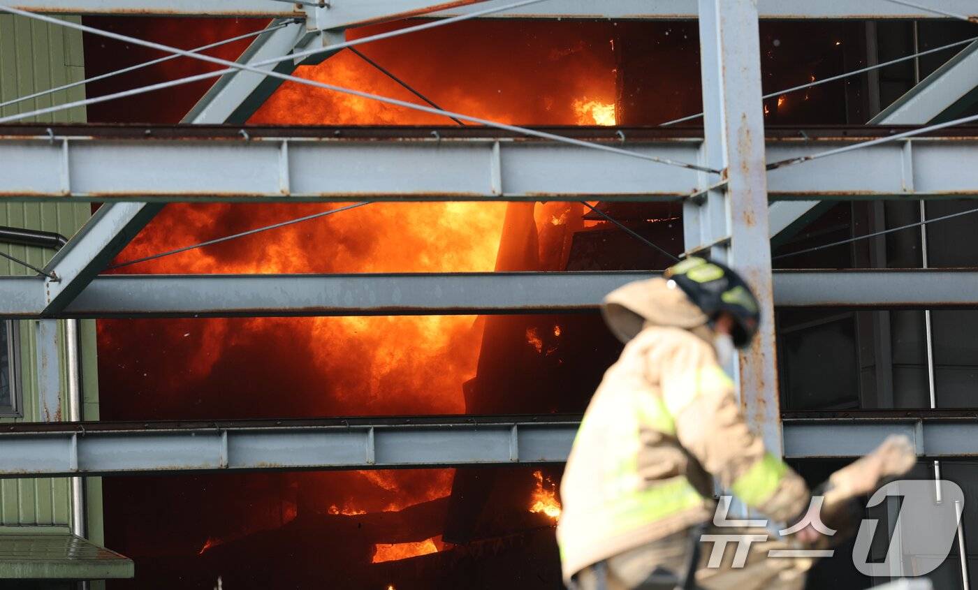 Hơn 100 phương tiện cùng khoảng 250 nhân sự đã được điều động tới hiện trường để khống chế hỏa hoạn