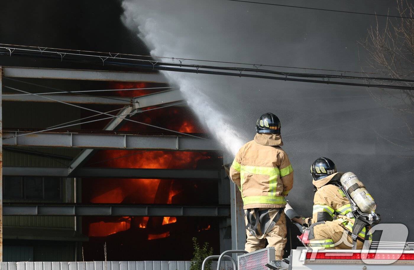 Tính đến khoảng 16h cùng ngày, vụ việc đã khiến 53 người bị thương, trong đó có 24 người bị thương nặng và 29 người bị thương nhẹ, chủ yếu do hít phải khói hoặc bị thương trong quá trình sơ tán