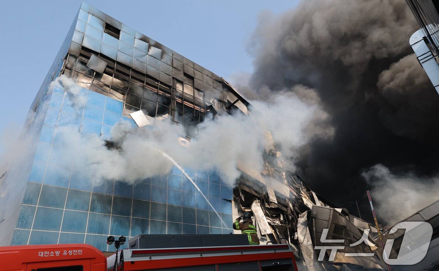   Liên quan đến vụ cháy, Tổng thống Lee Jae-myung và Thủ tướng Kim Min-seok đã chỉ đạo các cơ quan chức năng huy động tối đa nguồn lực nhằm ưu tiên công tác cứu người  