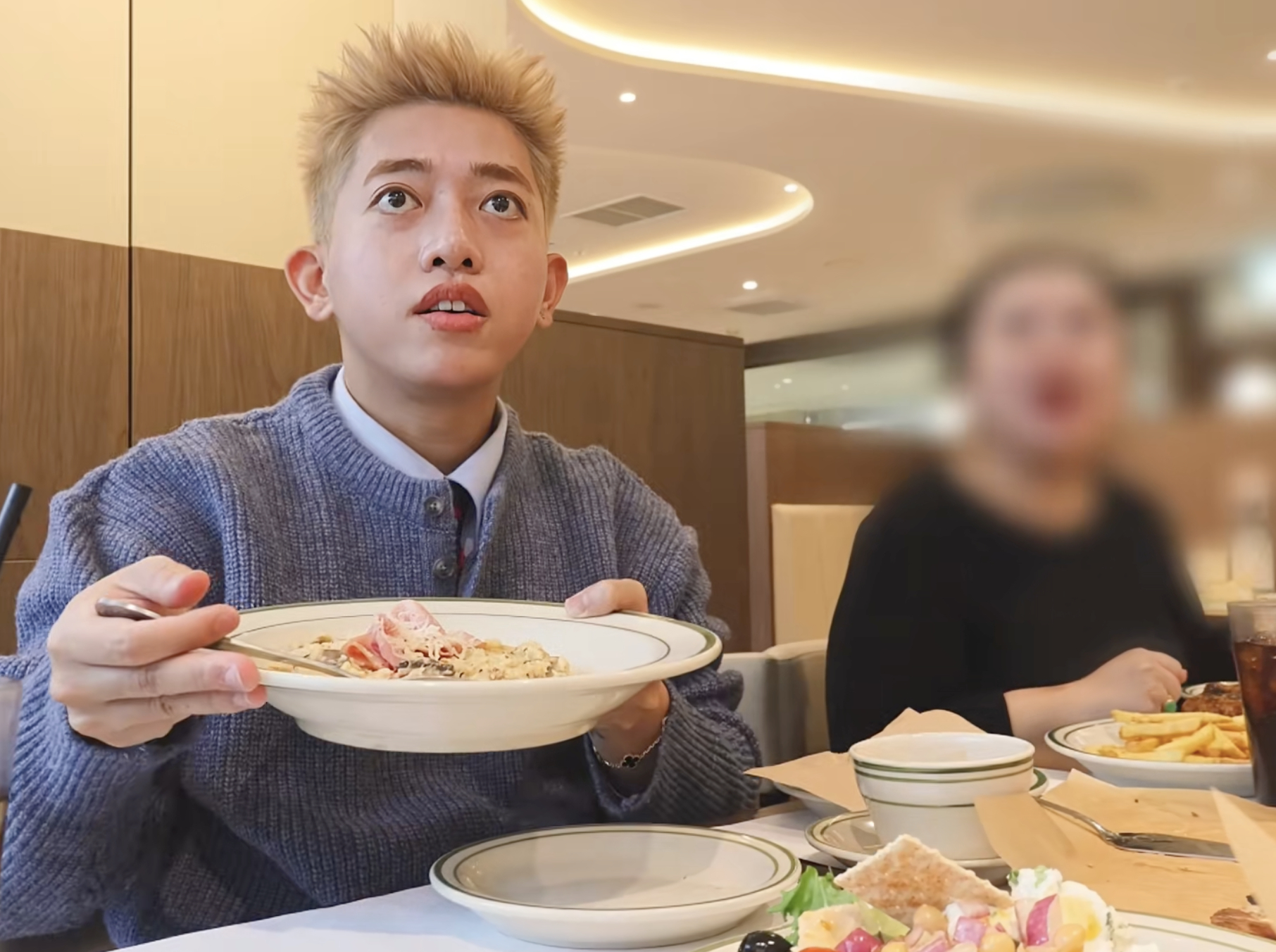 Khoảnh khắc nam TikToker phải ngừng ăn để điền thông tin vào biên bản