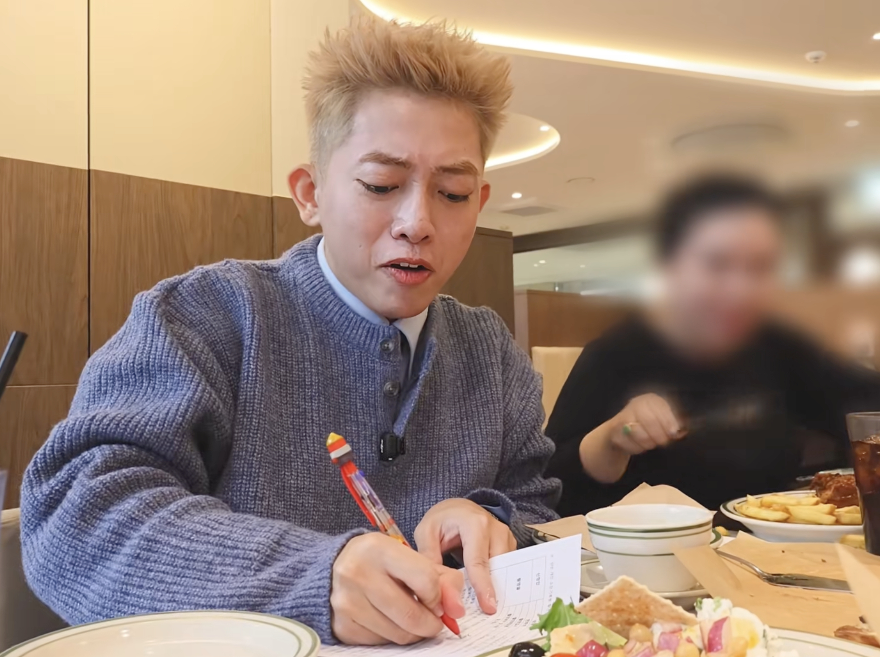 Dù không giấu nỗi sự bất ngờ nhưng anh vẫn tôn trọng và cam kết sẽ che mờ mặt cũng những nhân viên, thực khách