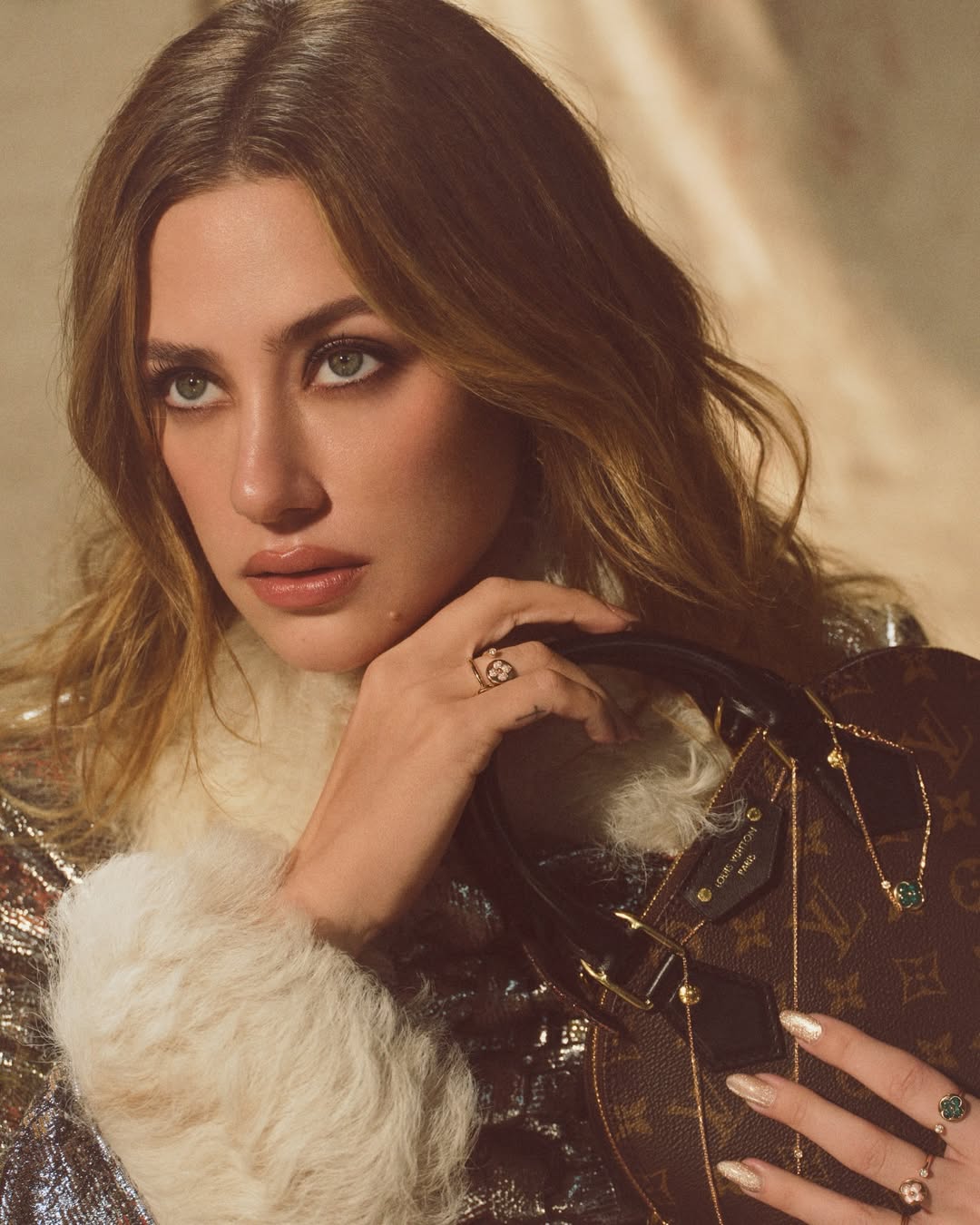 Cô gái đóng MV comeback của BTS: 