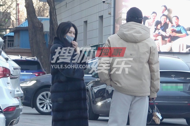 Paparazzi “tóm gọn” Trần Mục Trì đưa bạn gái đại gia đi khám thai hồi tháng 1 năm nay. Ảnh: Sohu