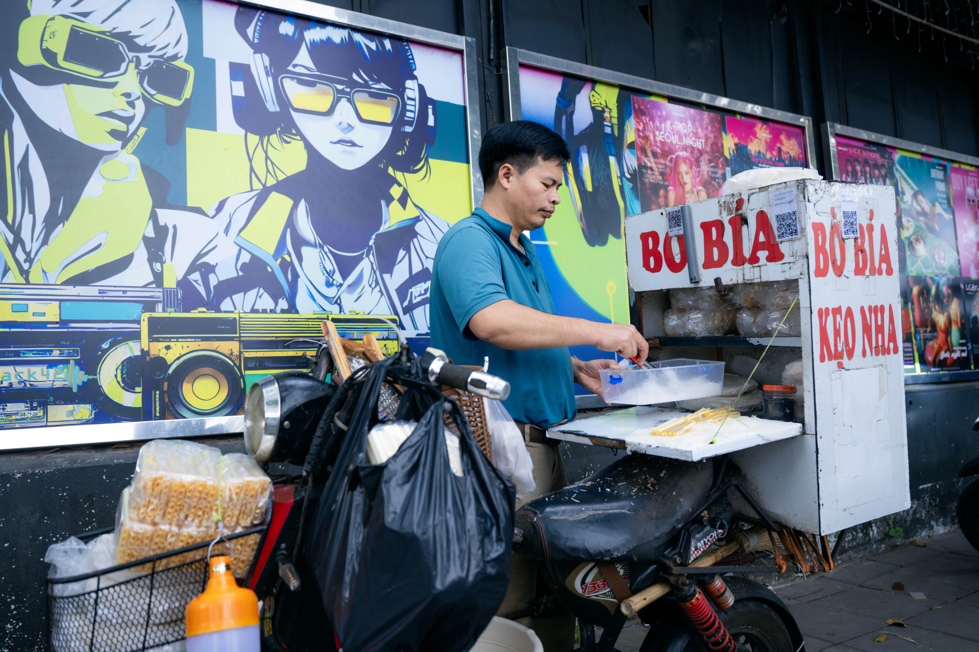 Clip: Đi tìm anh bán bò bía bí ẩn nhất Việt Nam, tiết lộ lý do mắt 