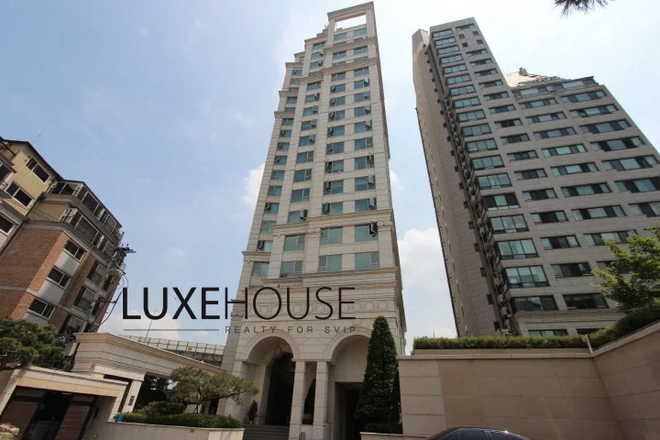 Khu phức hợp Apelbaum nổi tiếng là nơi dành cho giới thượng lưu và người nổi tiếng với khuôn viên được phủ kín bằng cây xanh và hồ nước