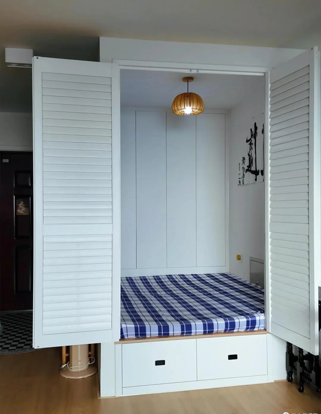 Căn nhà 33m2 của chàng trai sống một mình gây sốt: Phòng ngủ chỉ 3m2 nằm ngay trong phòng khách!