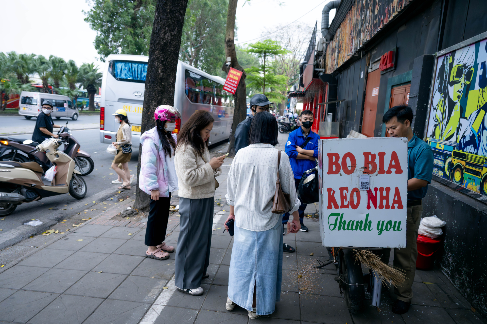 Clip: Đi tìm anh bán bò bía bí ẩn nhất Việt Nam, tiết lộ lý do mắt 