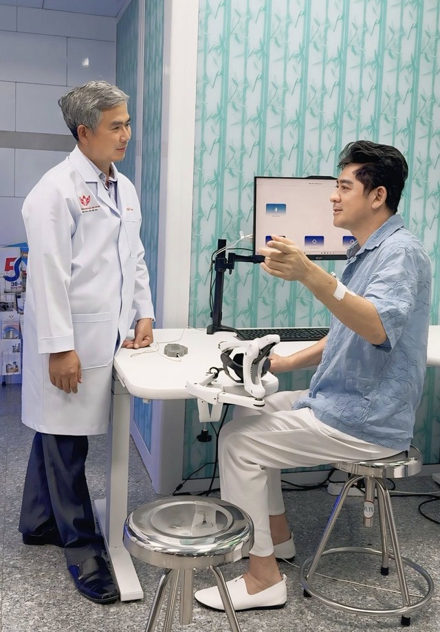   Sau thời gian điều trị, sức khỏe của nghệ sĩ đang dần hồi phục, có thể nói chuyện trôi chảy. Ảnh: FBNV  