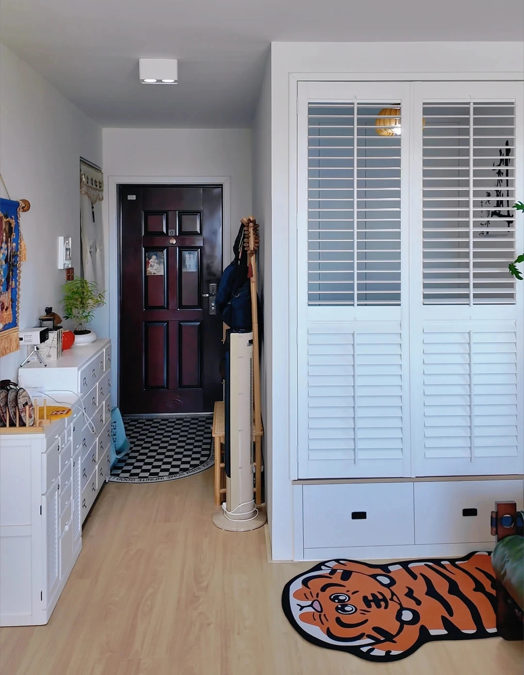 Phòng ngủ nằm ngay góc phải lối vào nhà.