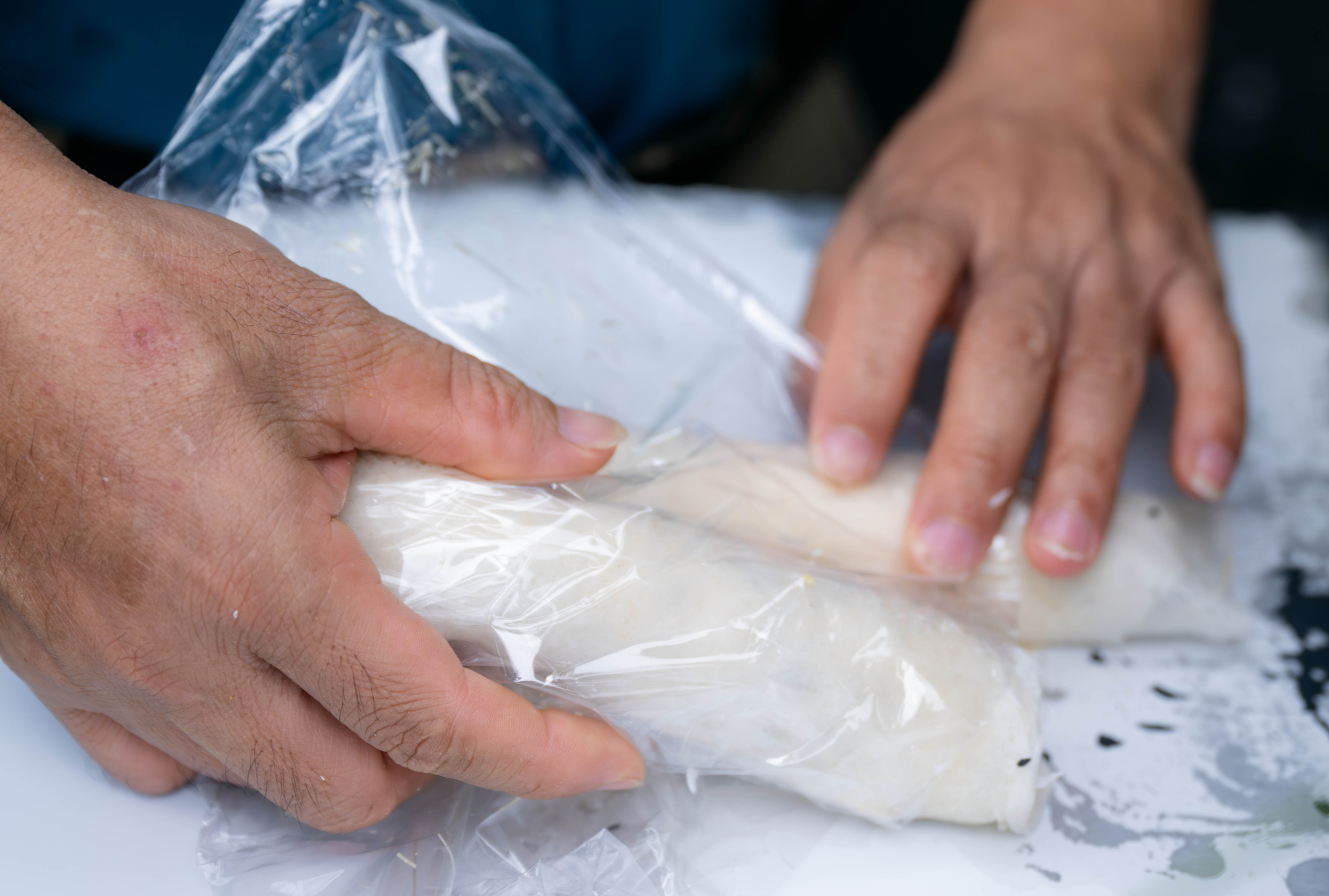 Clip: Đi tìm anh bán bò bía bí ẩn nhất Việt Nam, tiết lộ lý do mắt 