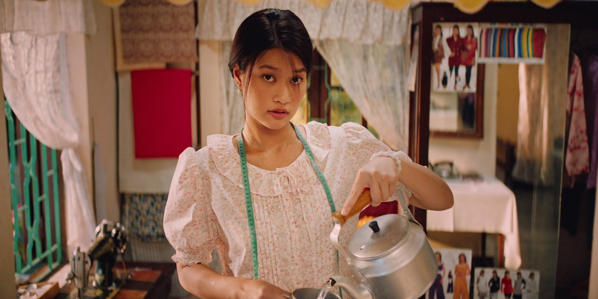 Ở một số khung hình khi đứng cạnh dàn diễn viên khác, Thiên Ân thậm chí trông khá nhòa. Ảnh: Tổng hợp