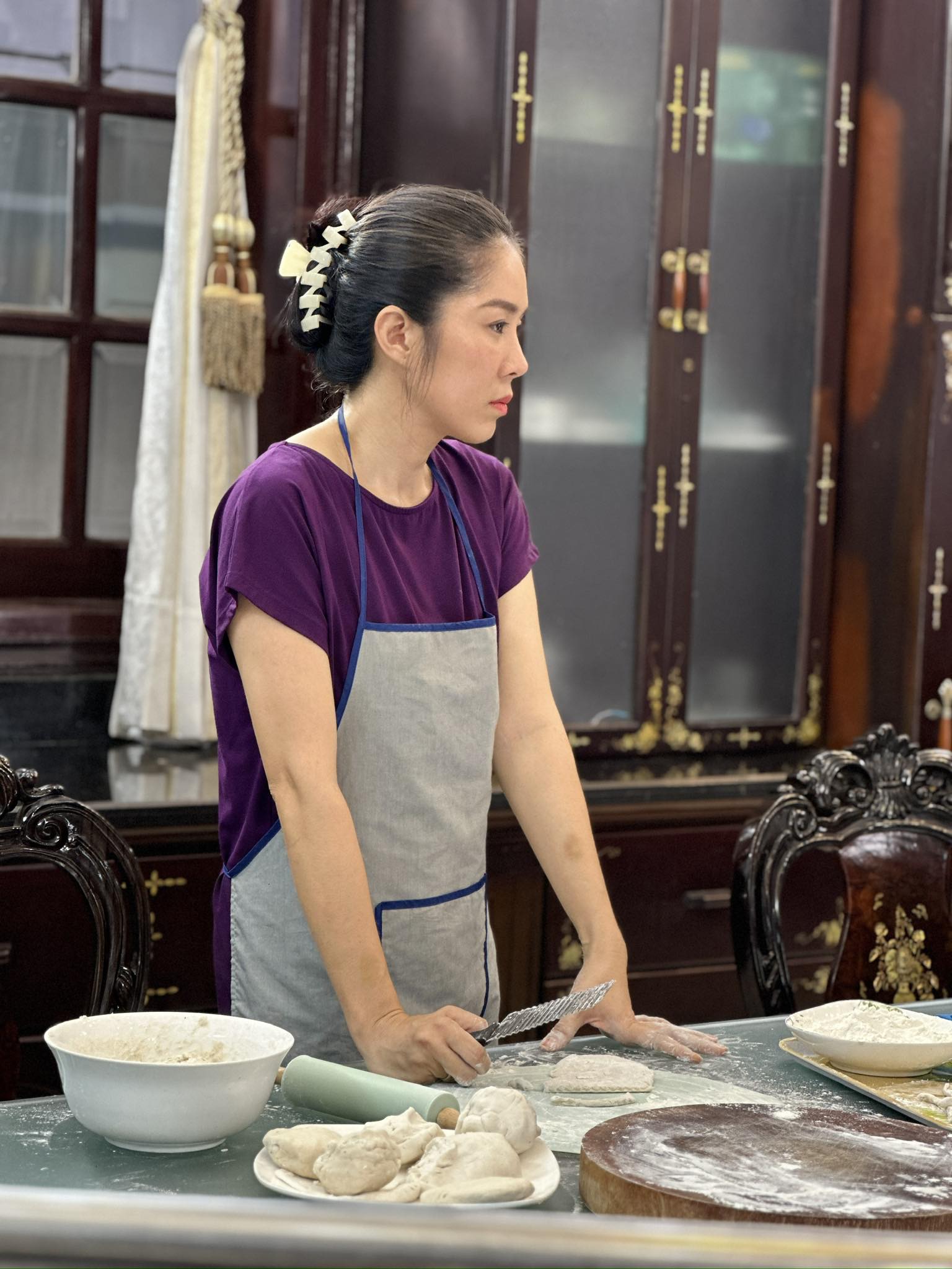 Dù được réo tên liên tục nhưng Lê Phương vẫn duy trì thái độ không liên quan, chỉ tập trung vào công việc