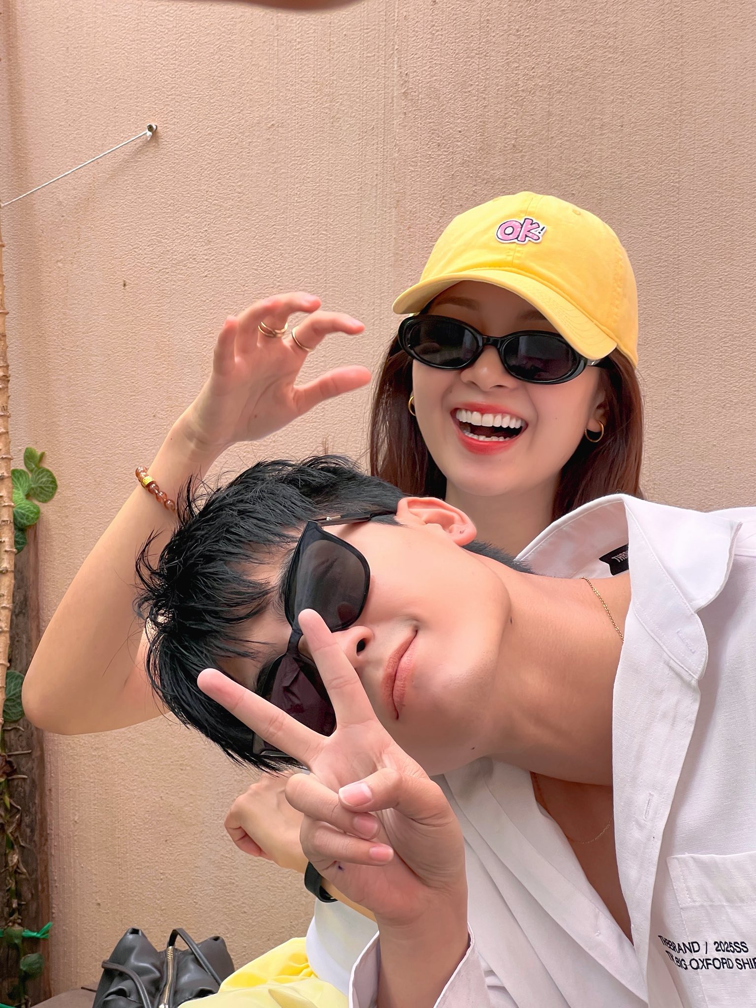 Những cử chỉ ngọt ngào khi chụp ảnh cùng nhau khiến cư dân mạng càng thêm nghi ngờ về mối quan hệ giữa cả hai